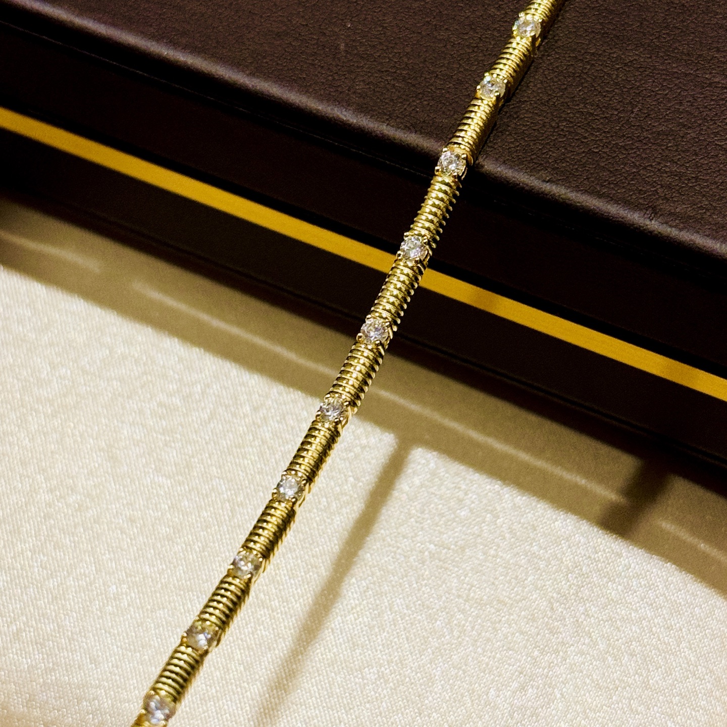 
A4390  👑猛吹的INS风～又飒又酷的金属+钻石组合  弹簧 单钻 手链 年轻时尚又兼具着珠宝感。