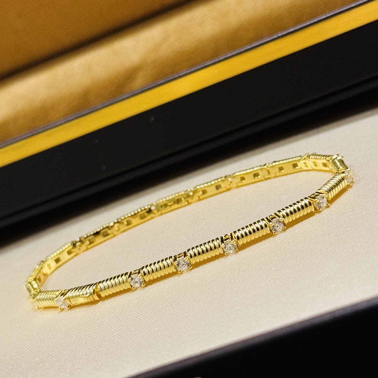 
A4390  👑猛吹的INS风～又飒又酷的金属+钻石组合  弹簧 单钻 手链 年轻时尚又兼具着珠宝感。