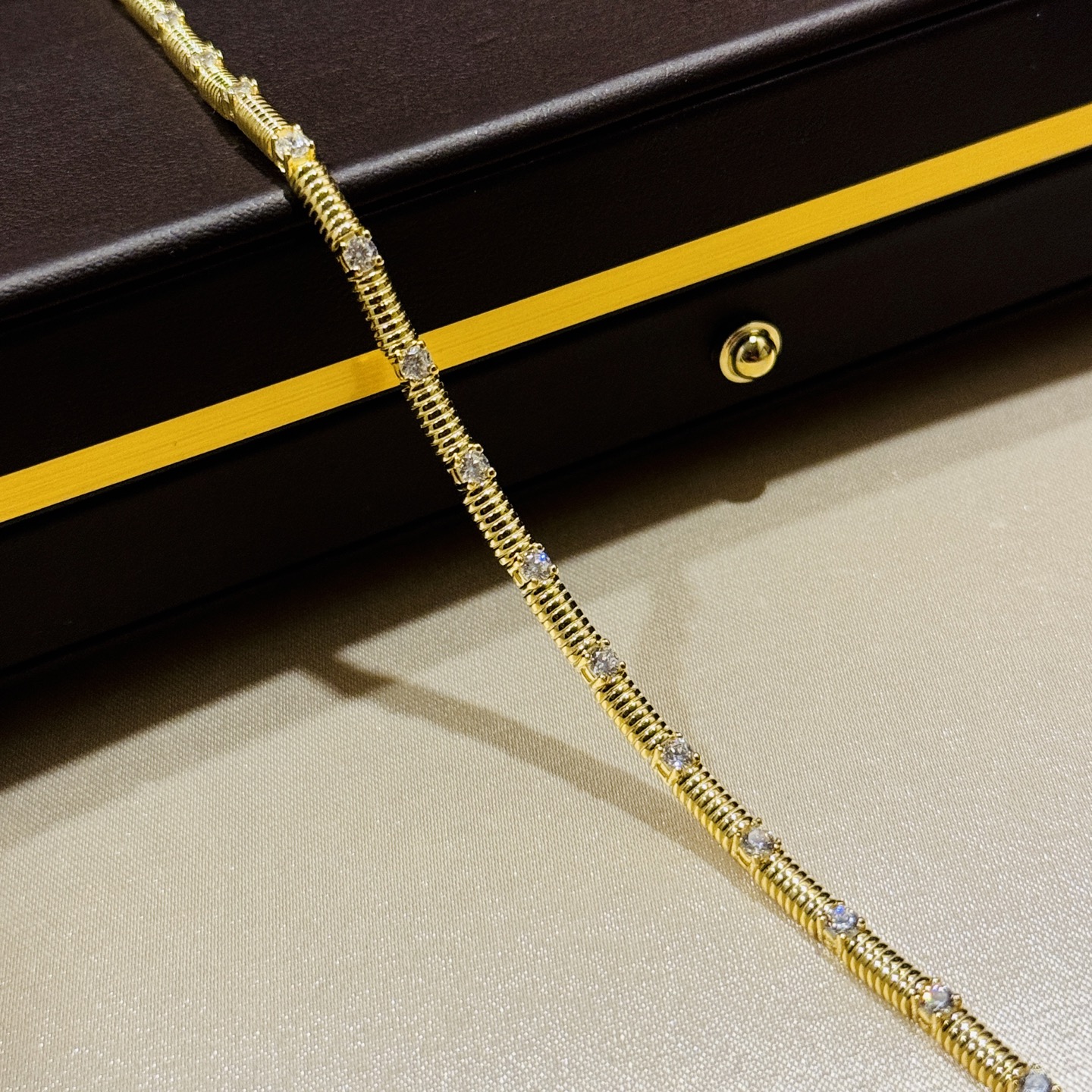 
A4390  👑猛吹的INS风～又飒又酷的金属+钻石组合  弹簧 单钻 手链 年轻时尚又兼具着珠宝感。