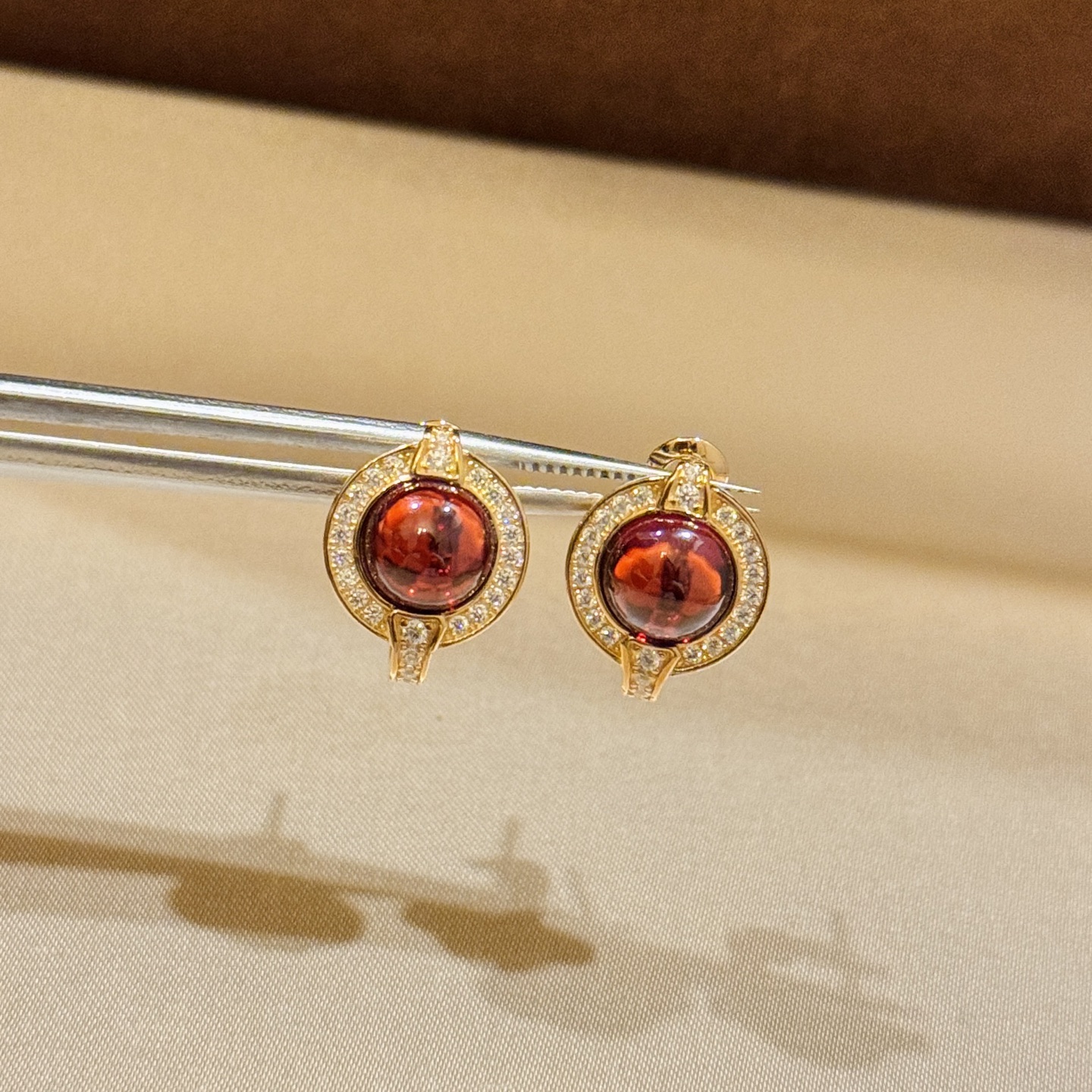 
A5741  👑 中古系列 复古风 琉璃 红宝石 排钻耳拍 立现惊喜🎉 非常精工 选取天然红色琉璃石 
