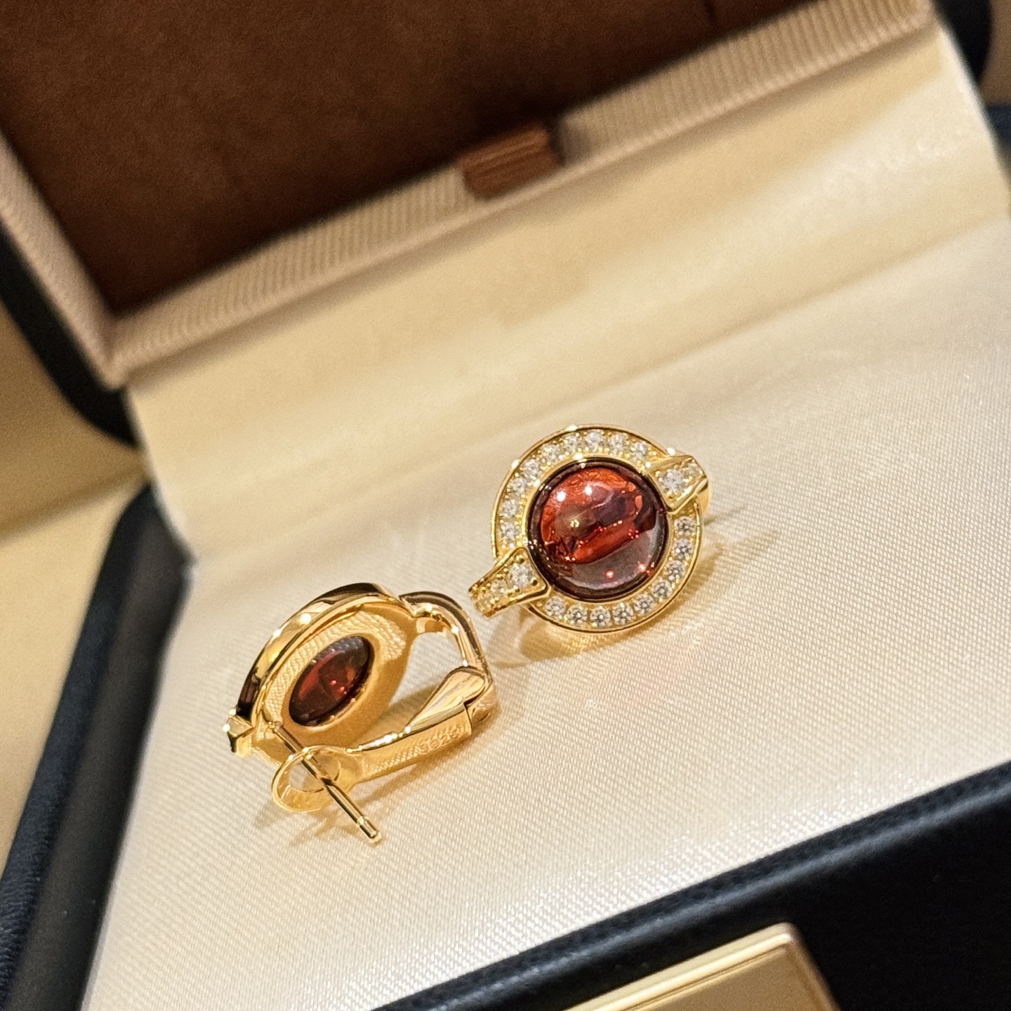 
A5741  👑 中古系列 复古风 琉璃 红宝石 排钻耳拍 立现惊喜🎉 非常精工 选取天然红色琉璃石 