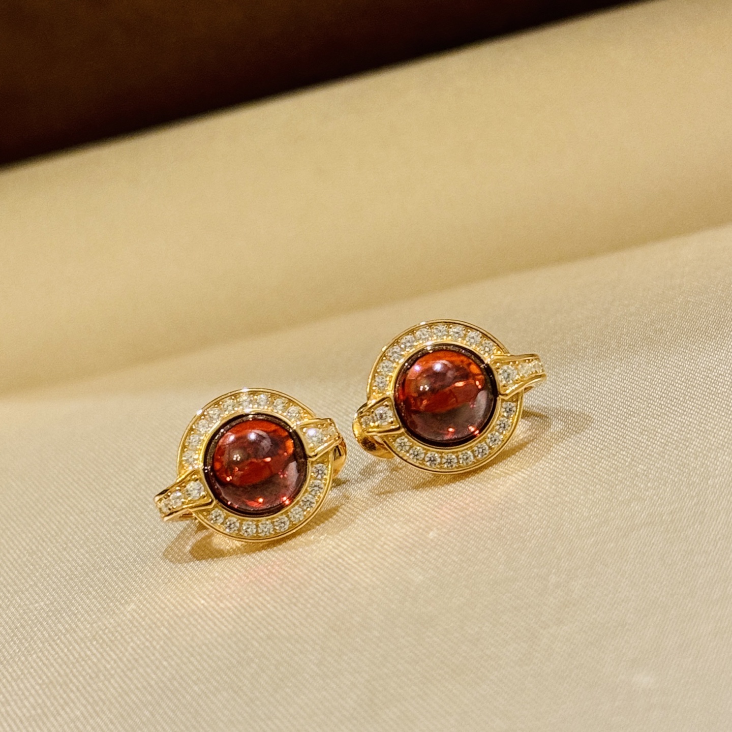 
A5741  👑 中古系列 复古风 琉璃 红宝石 排钻耳拍 立现惊喜🎉 非常精工 选取天然红色琉璃石 