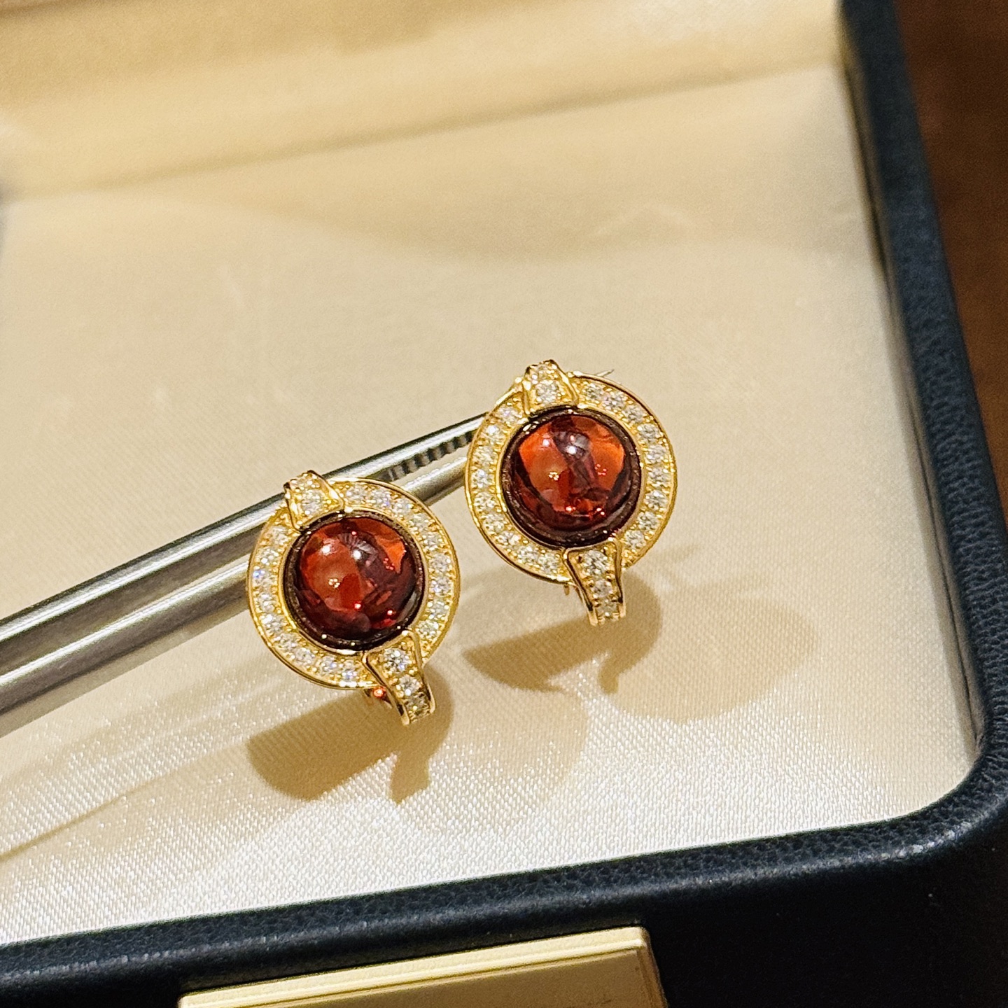 
A5741  👑 中古系列 复古风 琉璃 红宝石 排钻耳拍 立现惊喜🎉 非常精工 选取天然红色琉璃石 