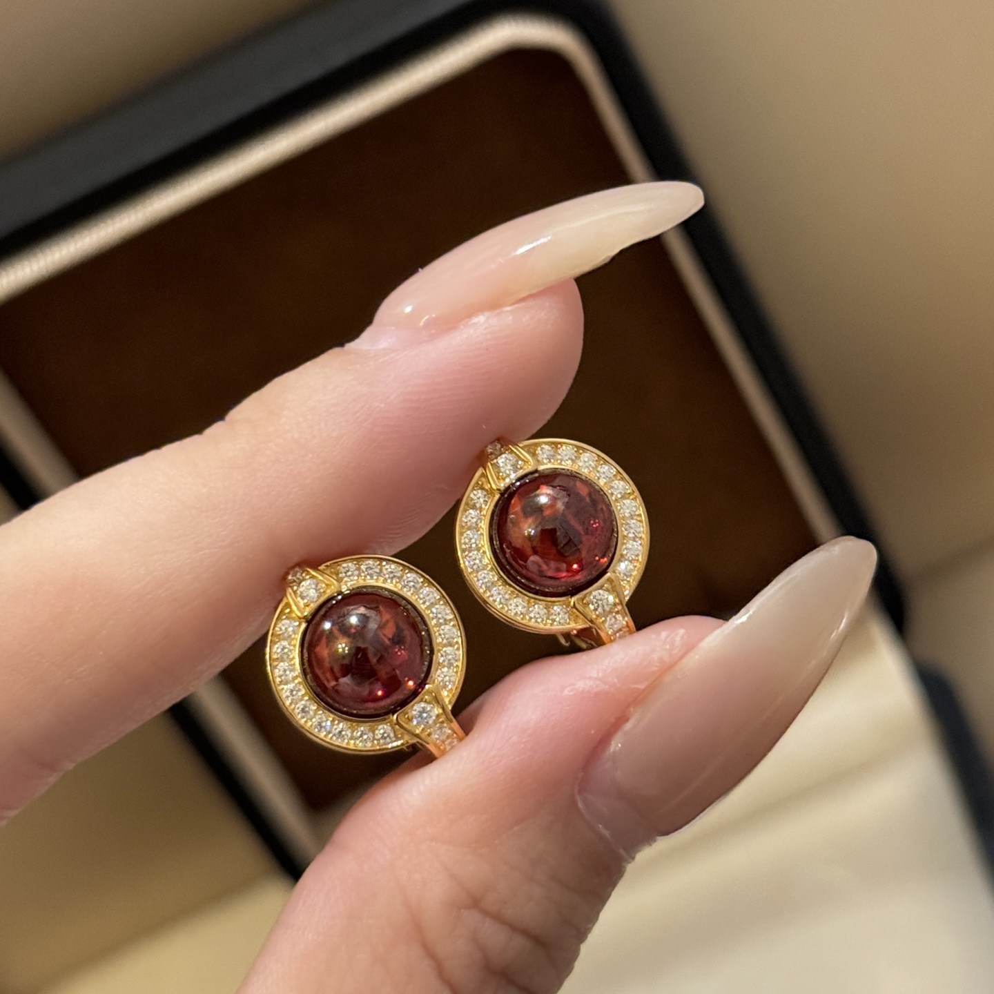 
A5741  👑 中古系列 复古风 琉璃 红宝石 排钻耳拍 立现惊喜🎉 非常精工 选取天然红色琉璃石 