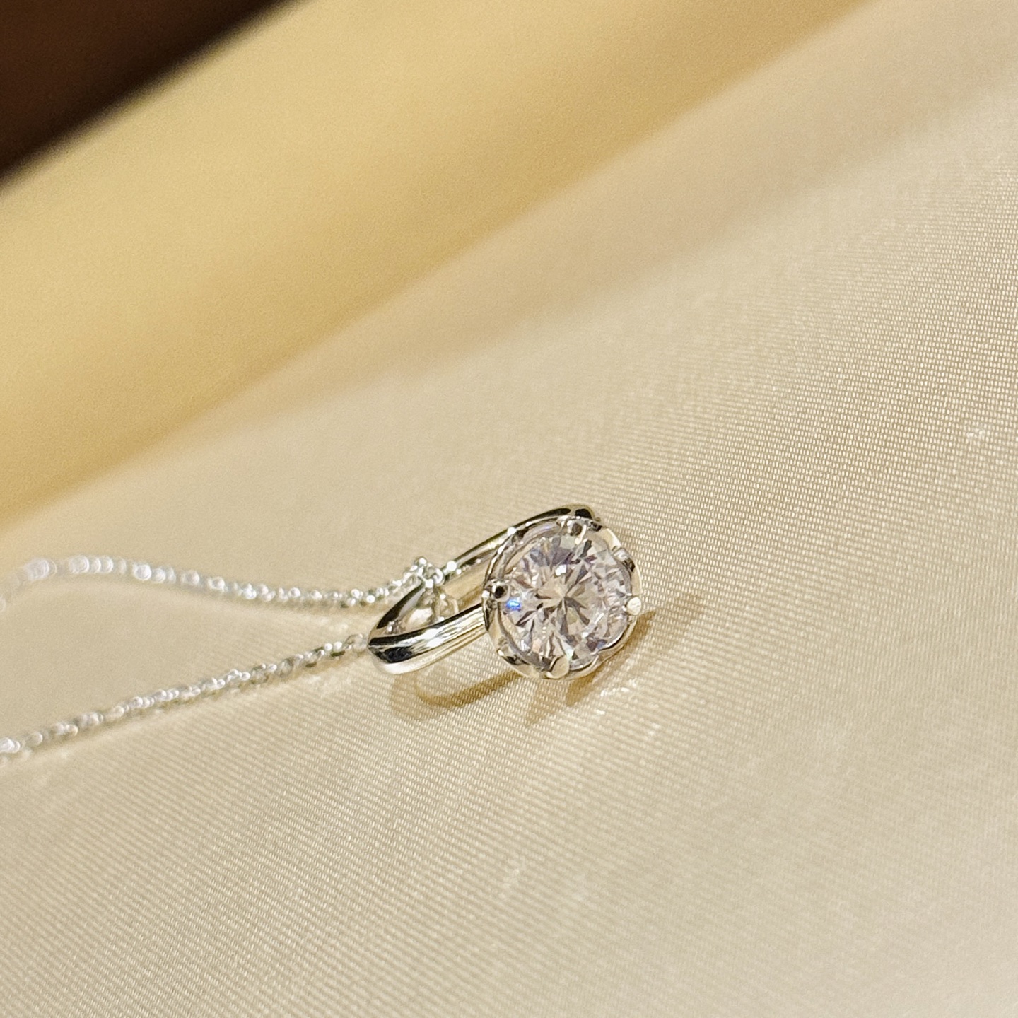  
A3577 👑浪漫💑💑顶级珠宝💅 手捧花 钻戒 项链 戴瑞珠宝 一生挚爱心“或许，陪伴与懂得。一个人