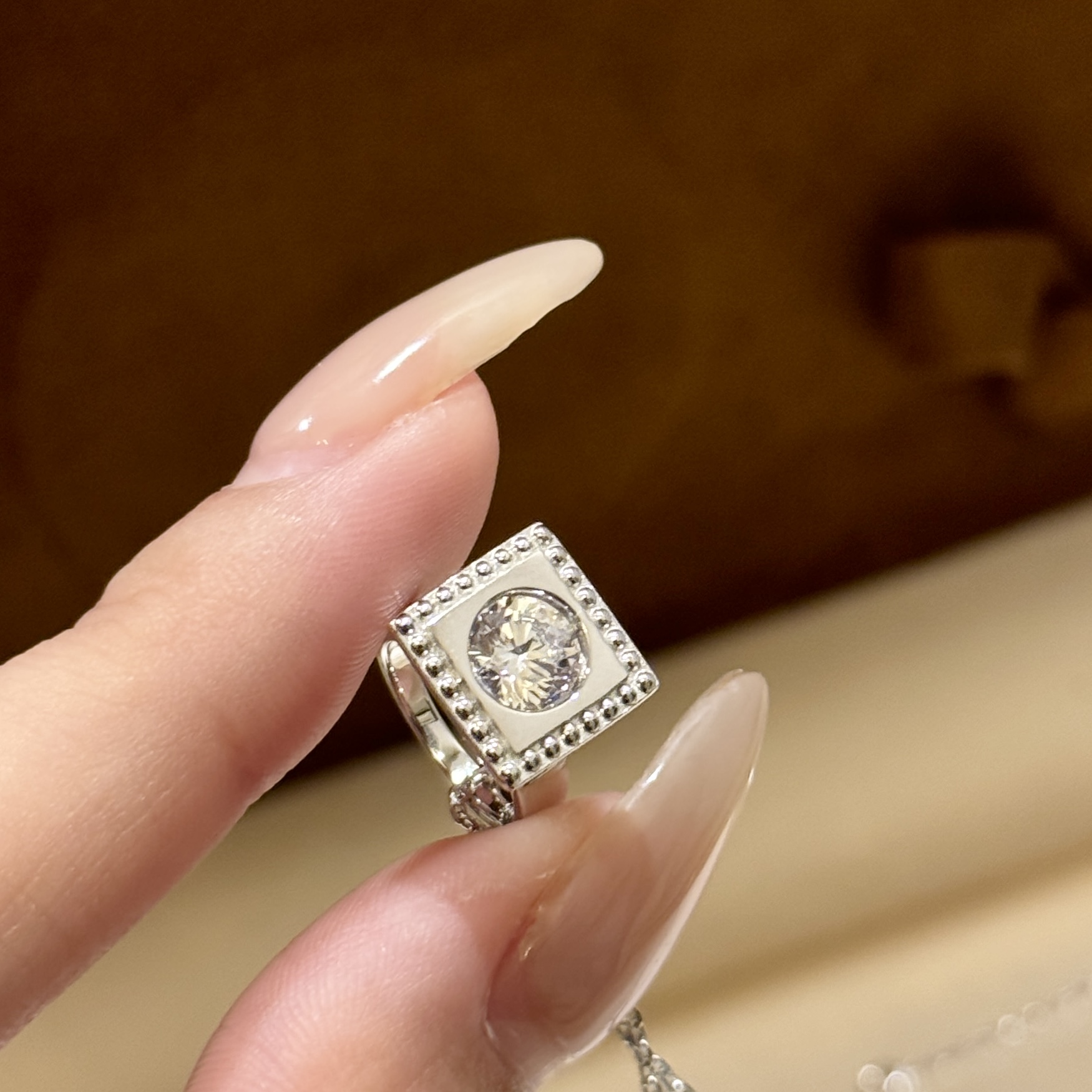  
A3606 👑浪漫💑💑顶级珠宝💅 手捧花 钻戒 项链 戴瑞珠宝 一生挚爱心“或许，陪伴与懂得。一个人