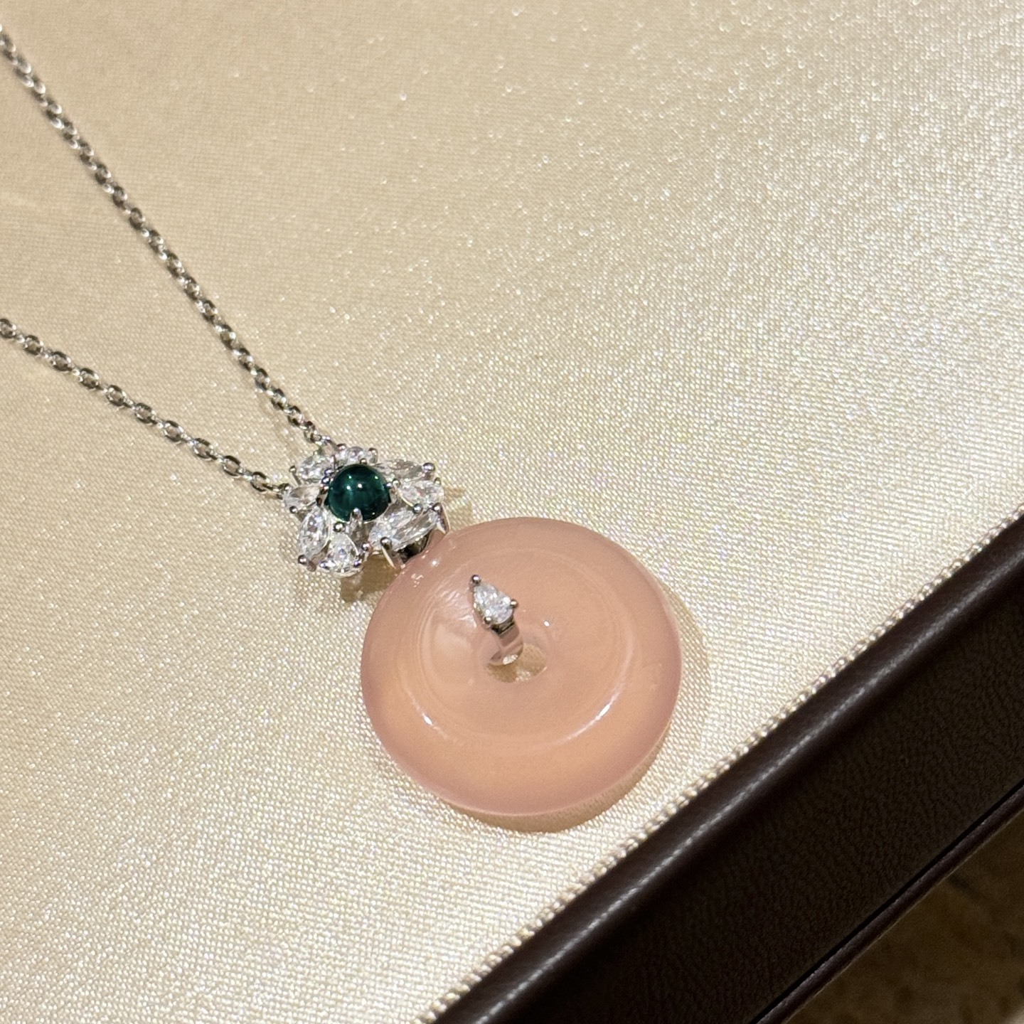 A5737 👑 国风 🤩高端定制天然 芙蓉石 平安扣项链 爆火的绝美的翡翠绿 💚简直不要太美好。妥