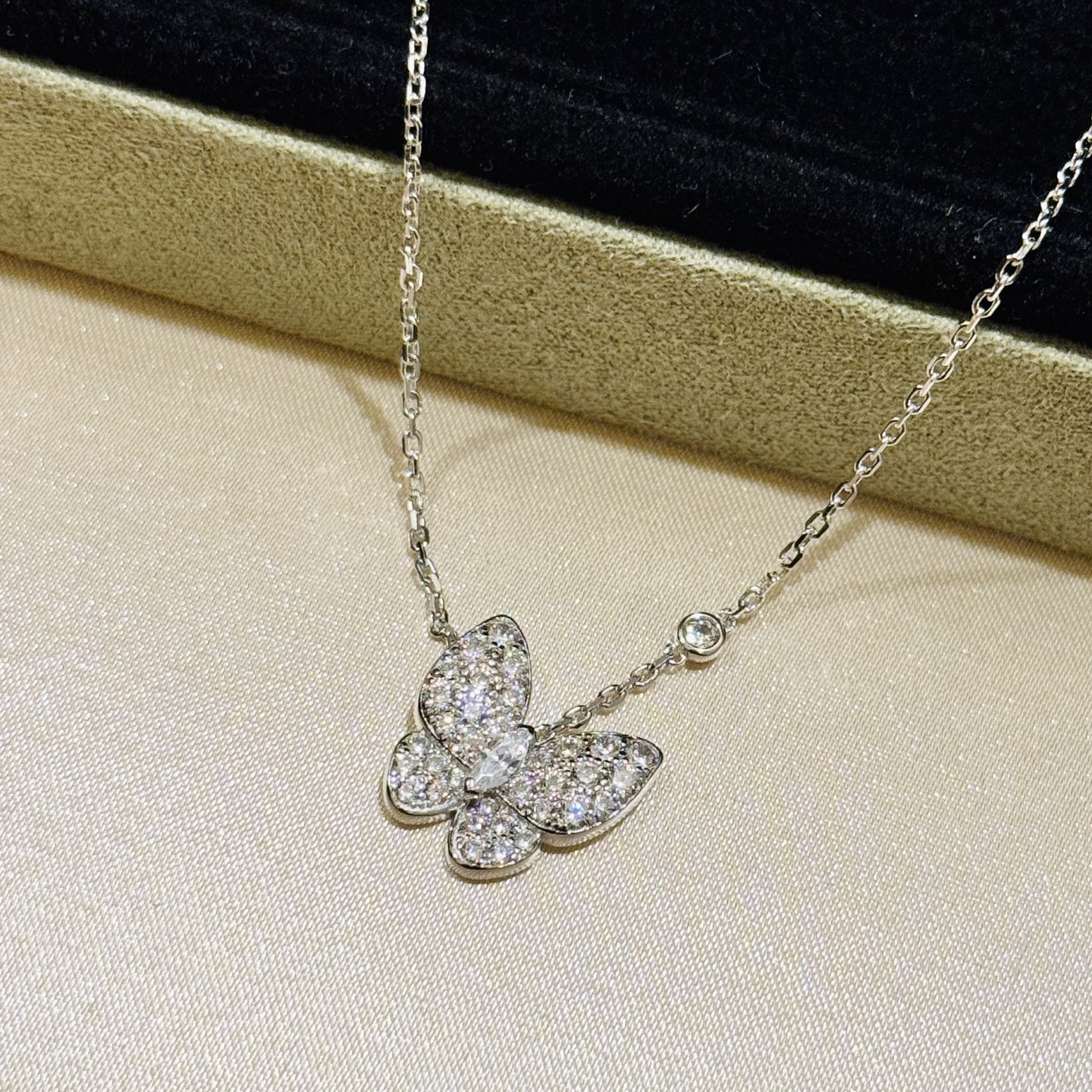 A4752 👑【纯银精工版】 满钻 蝴蝶 🦋钻石 项链 是一款高雅文化的象征。蝴蝶元素饰品，高端定制92