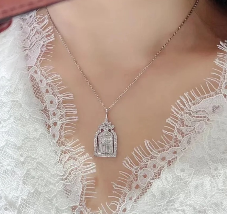 👑 HW的鬼斧神工新款  城堡 项链 这条让人看了就按耐不住想要向神秘探索的项链。看那扇方糖切割钻石的大