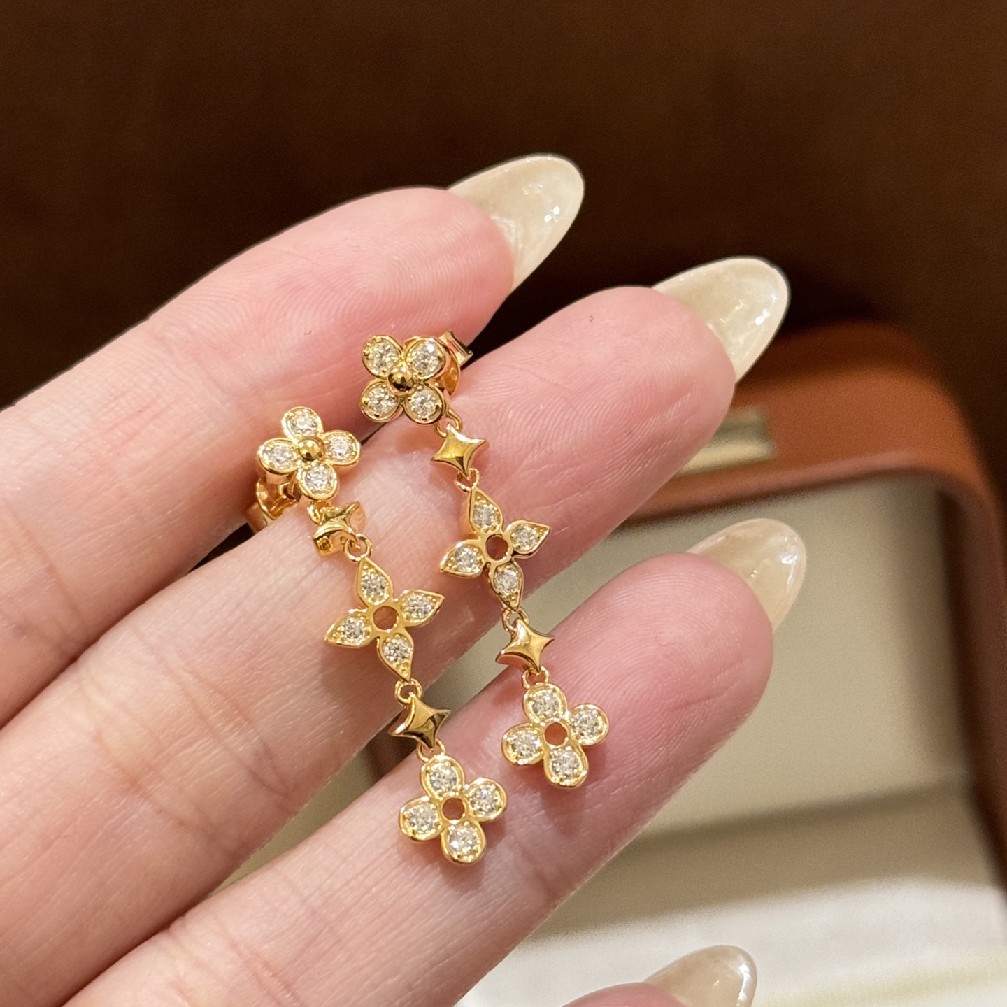 
A5634   👑 隆重登场 经典 三花 花卉 满钻 四叶草 耳钉 进口s925纯银材质电镀厚金配搭进