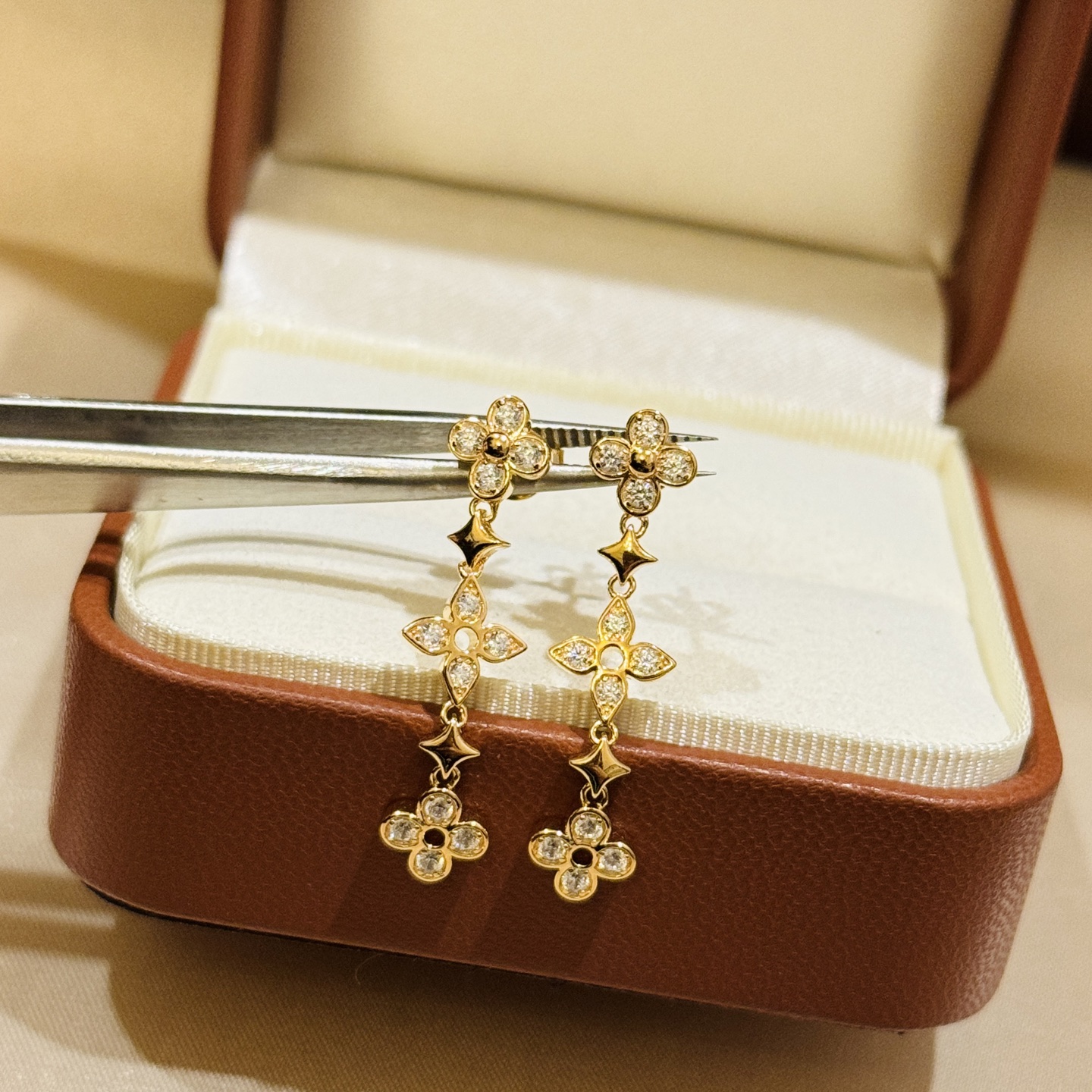 
A5634   👑 隆重登场 经典 三花 花卉 满钻 四叶草 耳钉 进口s925纯银材质电镀厚金配搭进