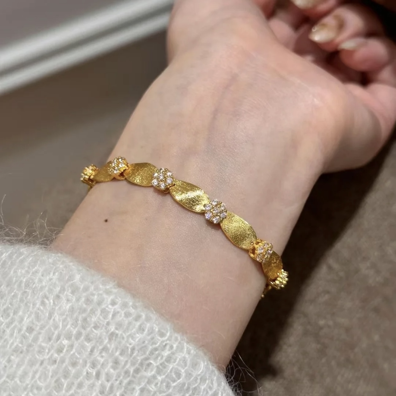 
A5818 👑 意大利 中古风 金色拉丝花朵绸带 手链 法式复古高级感精致轻奢饰品 老师傅手工拉丝 一
