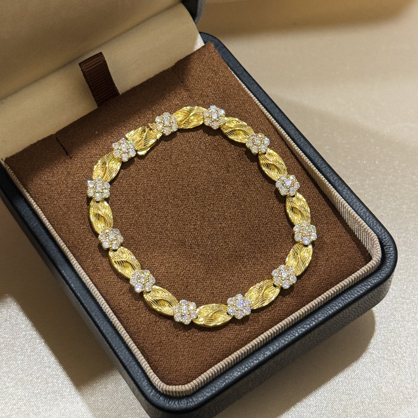 
A5818 👑 意大利 中古风 金色拉丝花朵绸带 手链 法式复古高级感精致轻奢饰品 老师傅手工拉丝 一