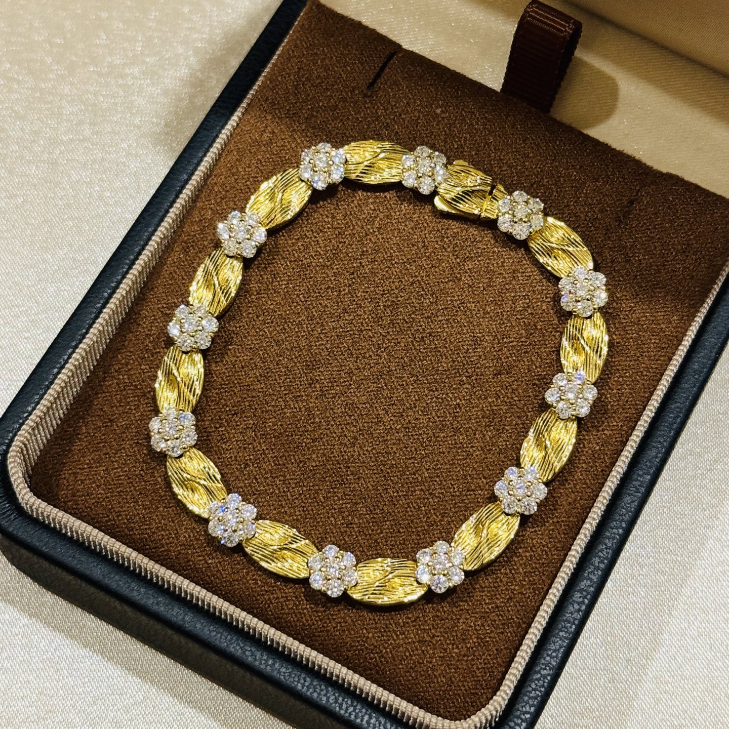 
A5818 👑 意大利 中古风 金色拉丝花朵绸带 手链 法式复古高级感精致轻奢饰品 老师傅手工拉丝 一