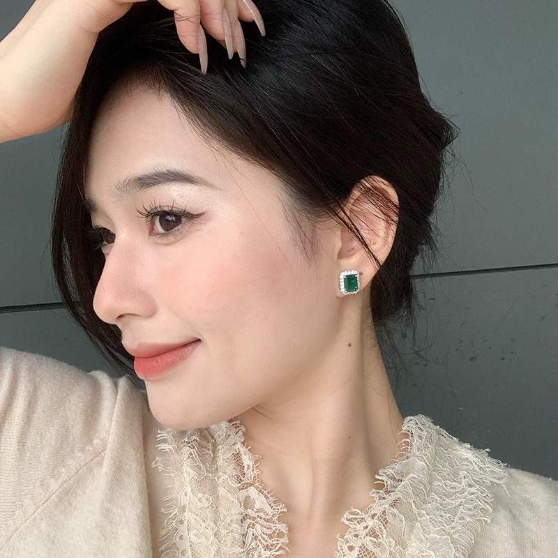 
A5777 👑富婆系列 三克拉 祖母绿 冰糖切四爪 方钻 耳钉  用钻石的切割工艺来切割人工钻，一定要