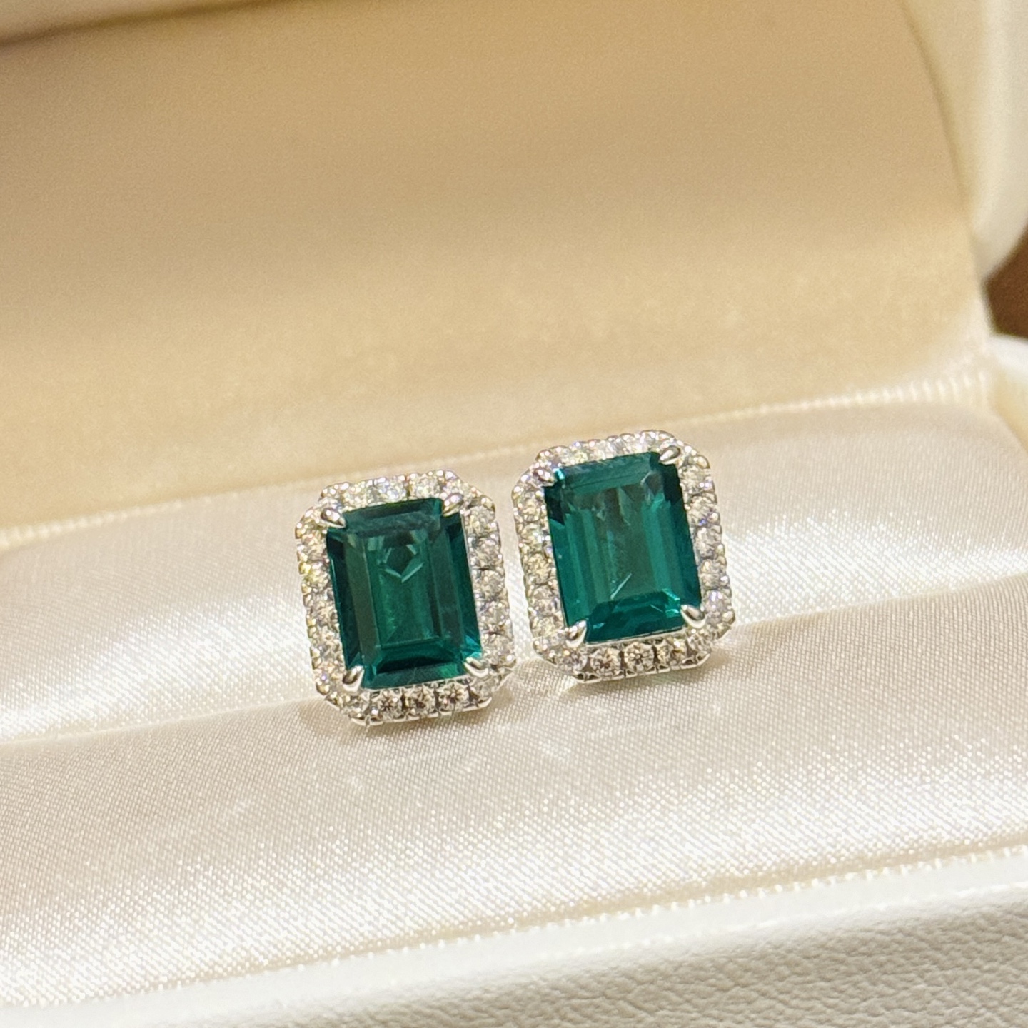 
A5777 👑富婆系列 三克拉 祖母绿 冰糖切四爪 方钻 耳钉  用钻石的切割工艺来切割人工钻，一定要