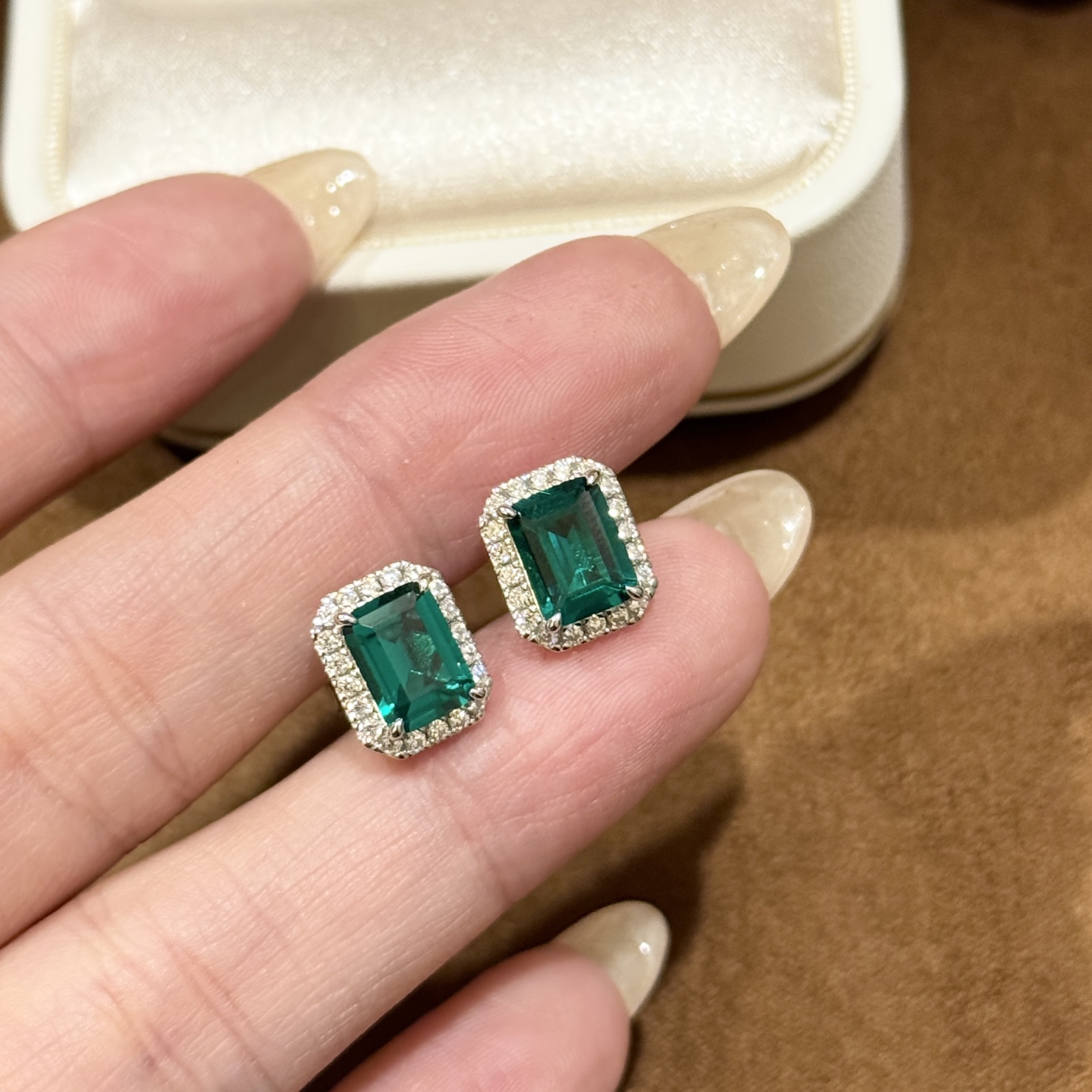 
A5777 👑富婆系列 三克拉 祖母绿 冰糖切四爪 方钻 耳钉  用钻石的切割工艺来切割人工钻，一定要