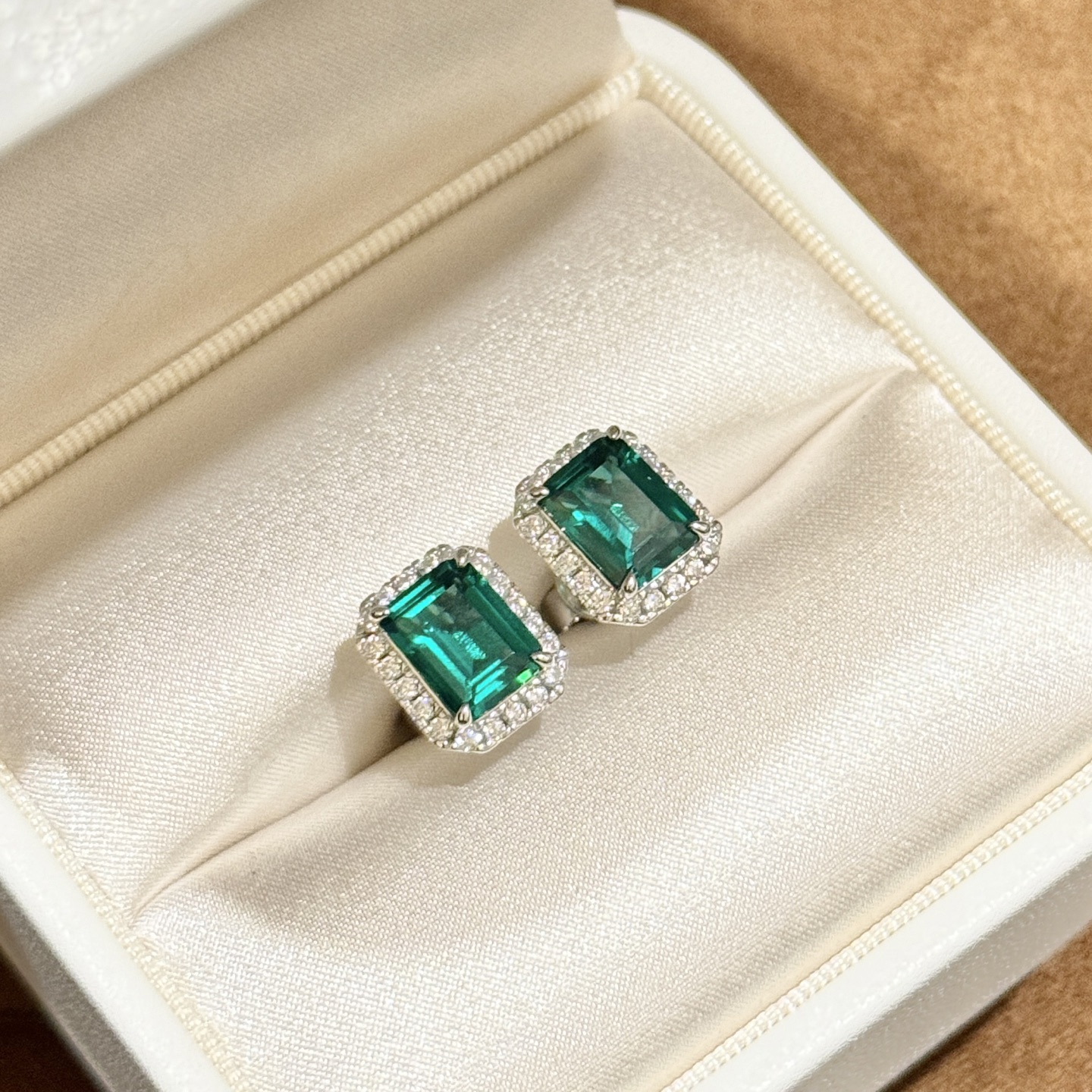 
A5777 👑富婆系列 三克拉 祖母绿 冰糖切四爪 方钻 耳钉  用钻石的切割工艺来切割人工钻，一定要