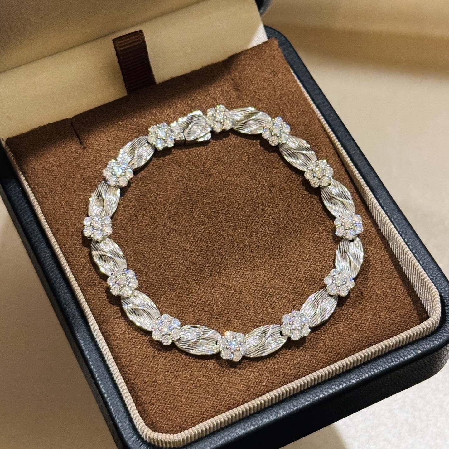 
A5818 👑 意大利 中古风 拉丝花朵绸带 手链 法式复古高级感精致轻奢饰品 老师傅手工拉丝 一节一