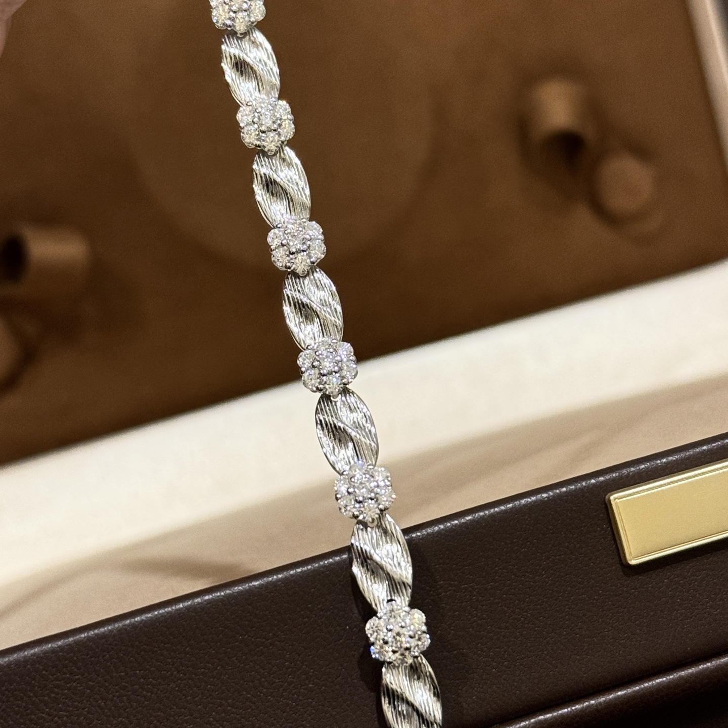 
A5818 👑 意大利 中古风 拉丝花朵绸带 手链 法式复古高级感精致轻奢饰品 老师傅手工拉丝 一节一