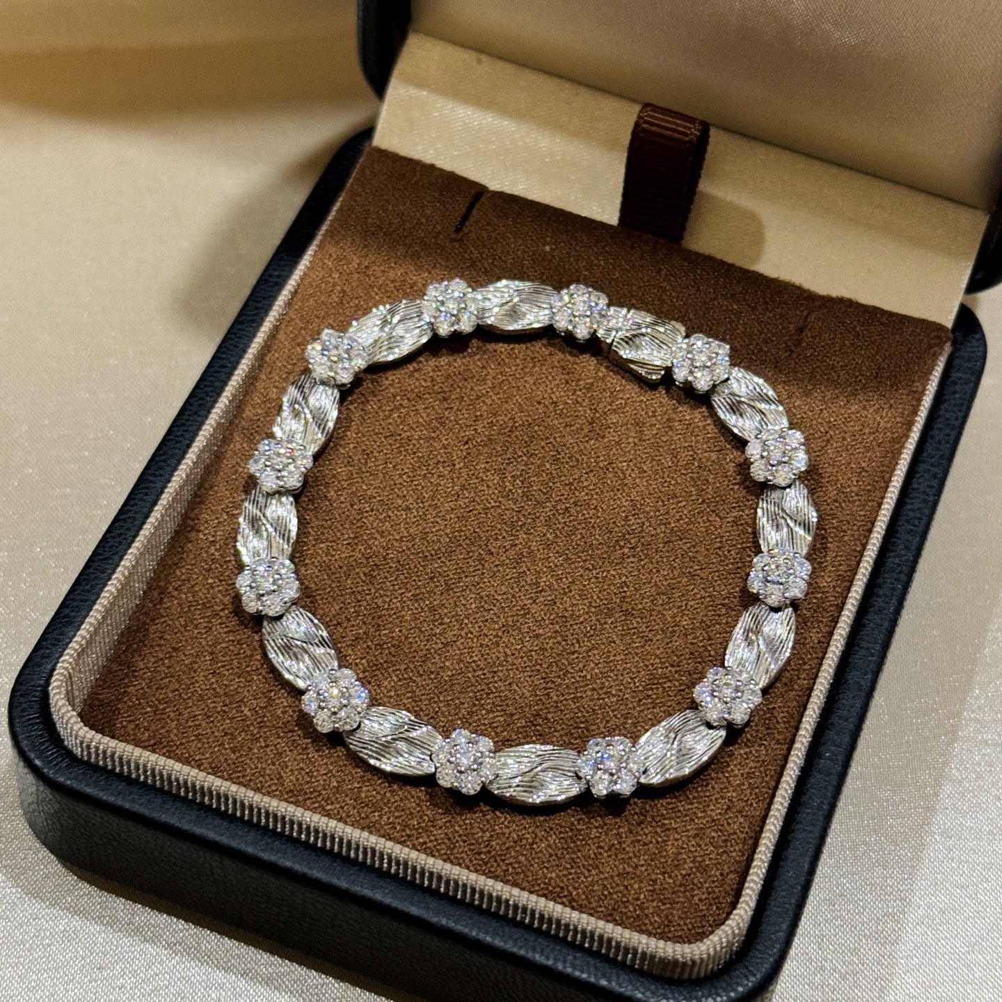 
A5818 👑 意大利 中古风 拉丝花朵绸带 手链 法式复古高级感精致轻奢饰品 老师傅手工拉丝 一节一