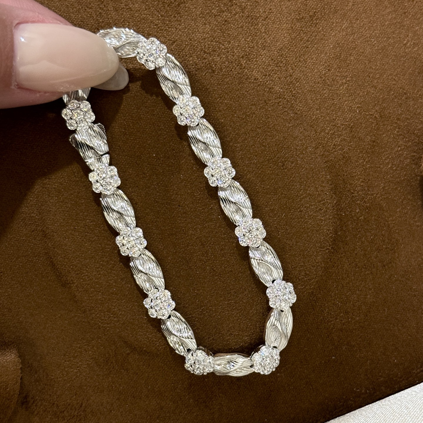 
A5818 👑 意大利 中古风 拉丝花朵绸带 手链 法式复古高级感精致轻奢饰品 老师傅手工拉丝 一节一