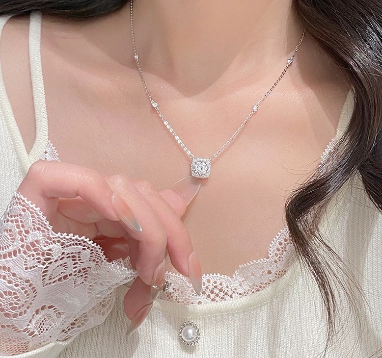 
A4458 👑  新款 三克拉 四爪 方钻 项链 通体S925纯银材质 用钻石的切割工艺来切割人工钻，