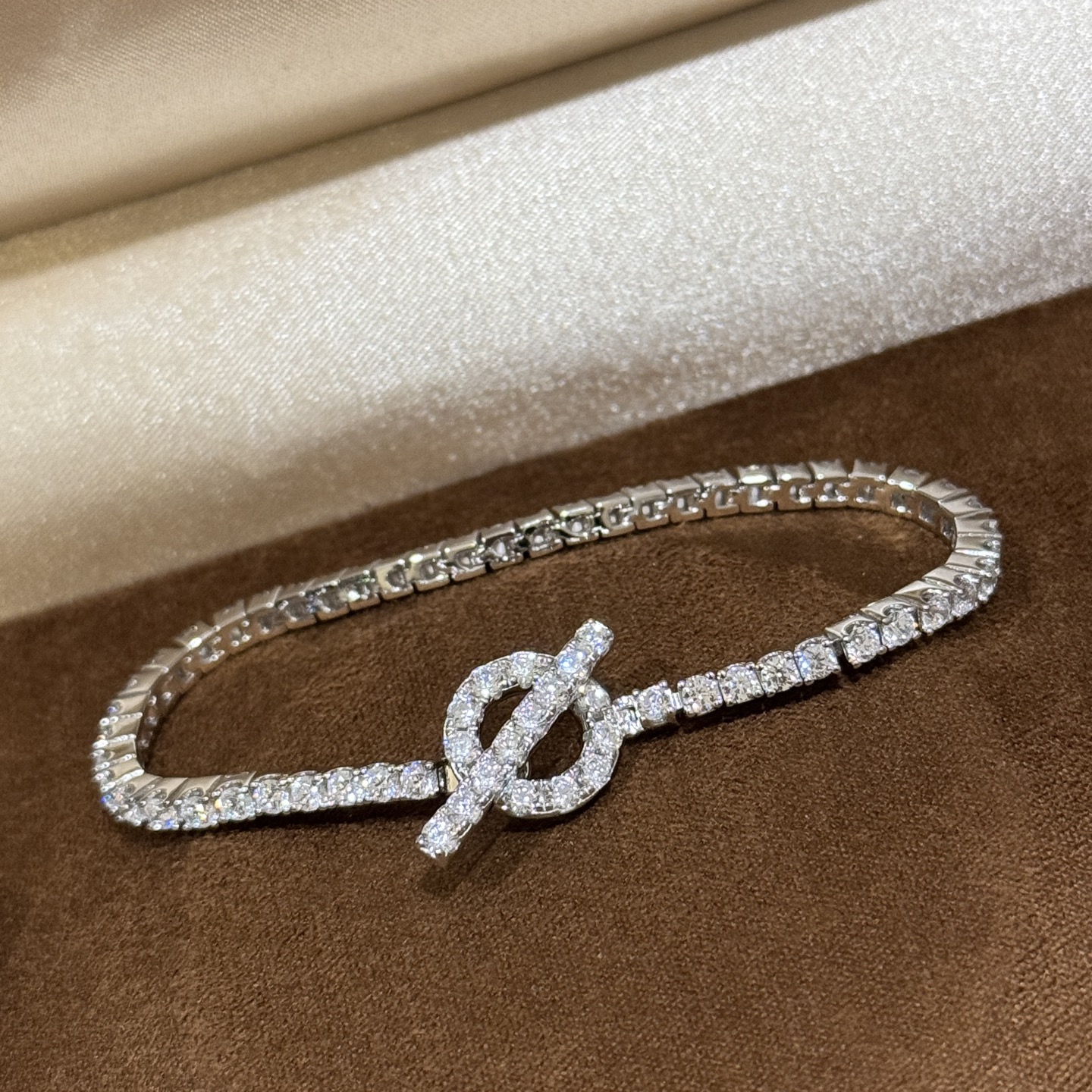 NO:555606,H family horizontal bar full of diamonds small Q bracelet so beautiful that it explodes, high-end customization, inlaid with imported materials. The shape of Q, I like to call it small Q haha, we often call it ot bracelet. Every diamond is white and shiny, platinum gold, electroplated thick gold, bracelet, exquisite jewelry, bracelet19860909H家 横杆 满钻 小Q 手链 美到爆炸闪到爆炸 高端定制 进口材质镶嵌 Q的造型,我喜欢称它小Q哈哈,我们经常称呼叫ot手链 每一颗钻都是白白闪闪亮亮的 铂金色 电镀厚金 手链,饰品精品,bracelet,Jewelry