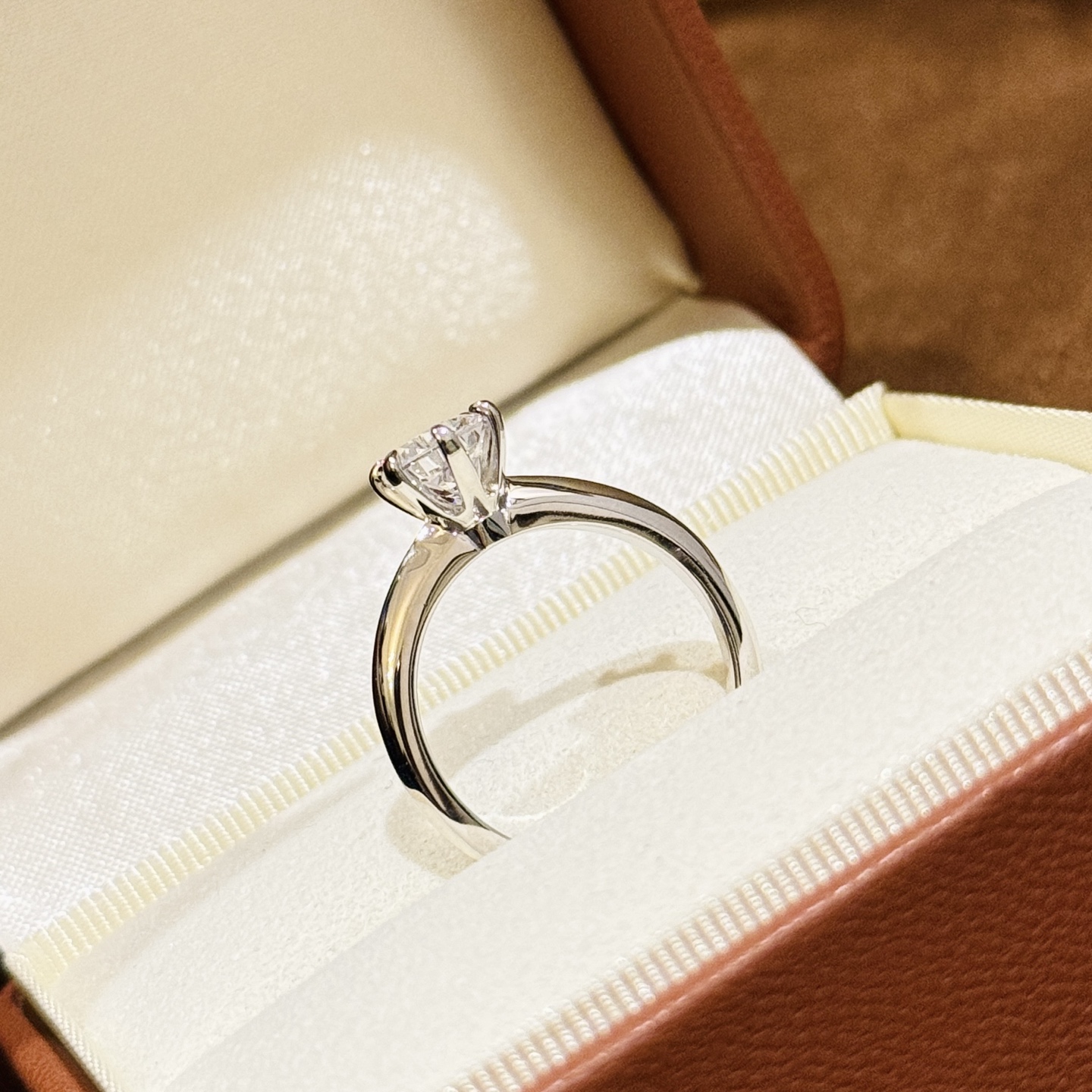 
A5759  💍【仿真钻】  经典单钻 一克拉 六爪 戒指💎 S925纯银 高碳钻 顶级工艺纯银品质闪