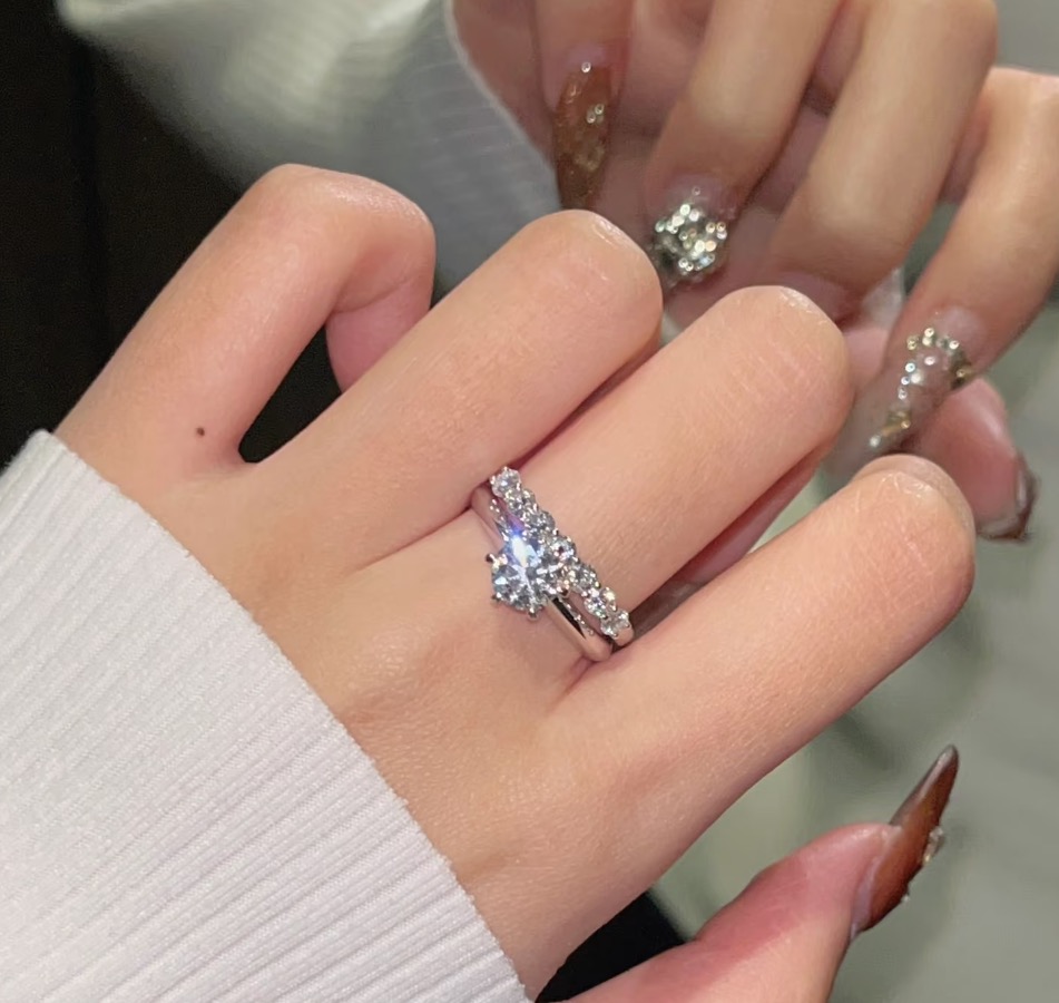 
A5759  💍【仿真钻】  经典单钻 一克拉 六爪 戒指💎 S925纯银 高碳钻 顶级工艺纯银品质闪