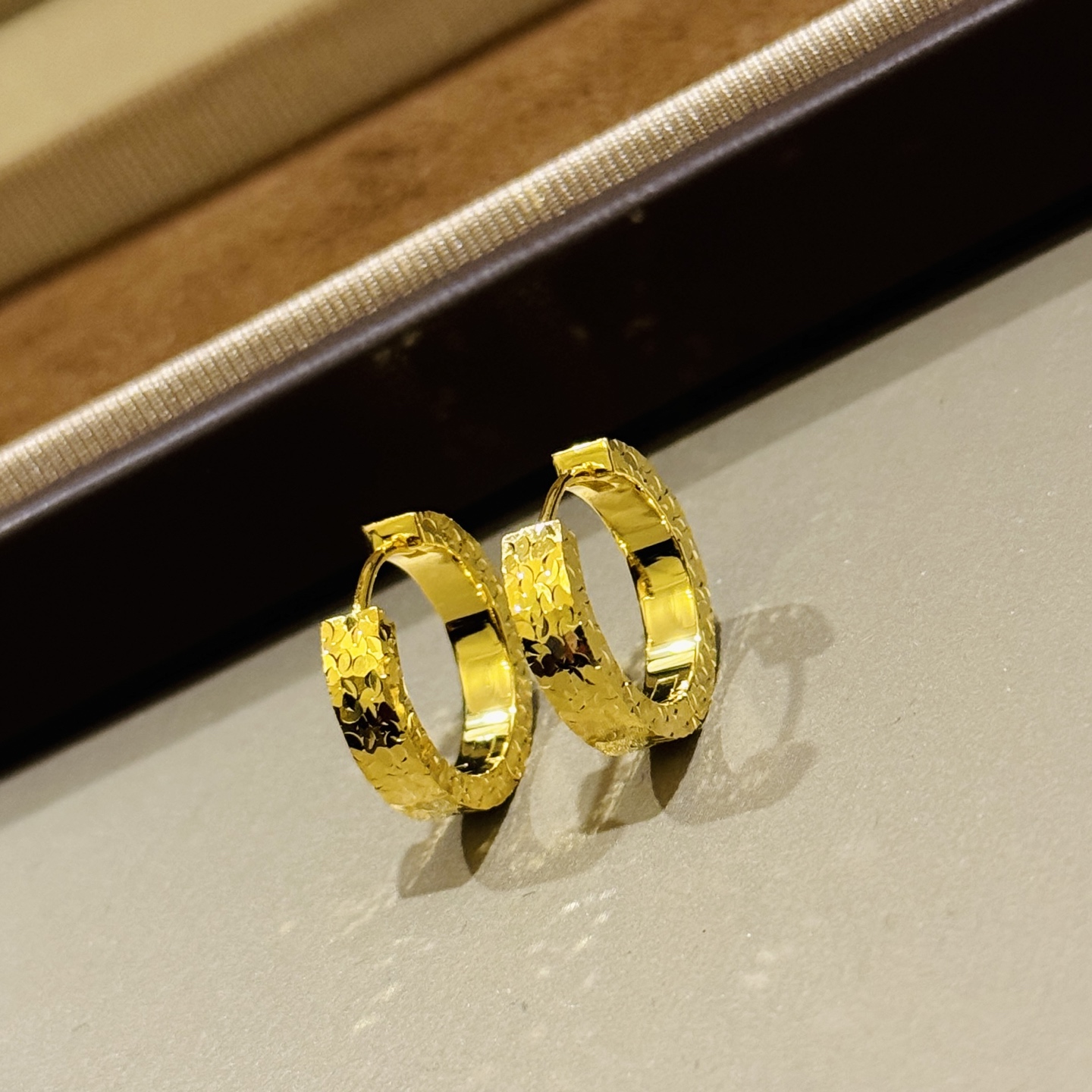 
A5052 👑爆款  重工工艺 质感十足 碎碎冰 霓虹灯 耳拍 三面工艺精湛打造 将璀璨星空摘下 🌃 
