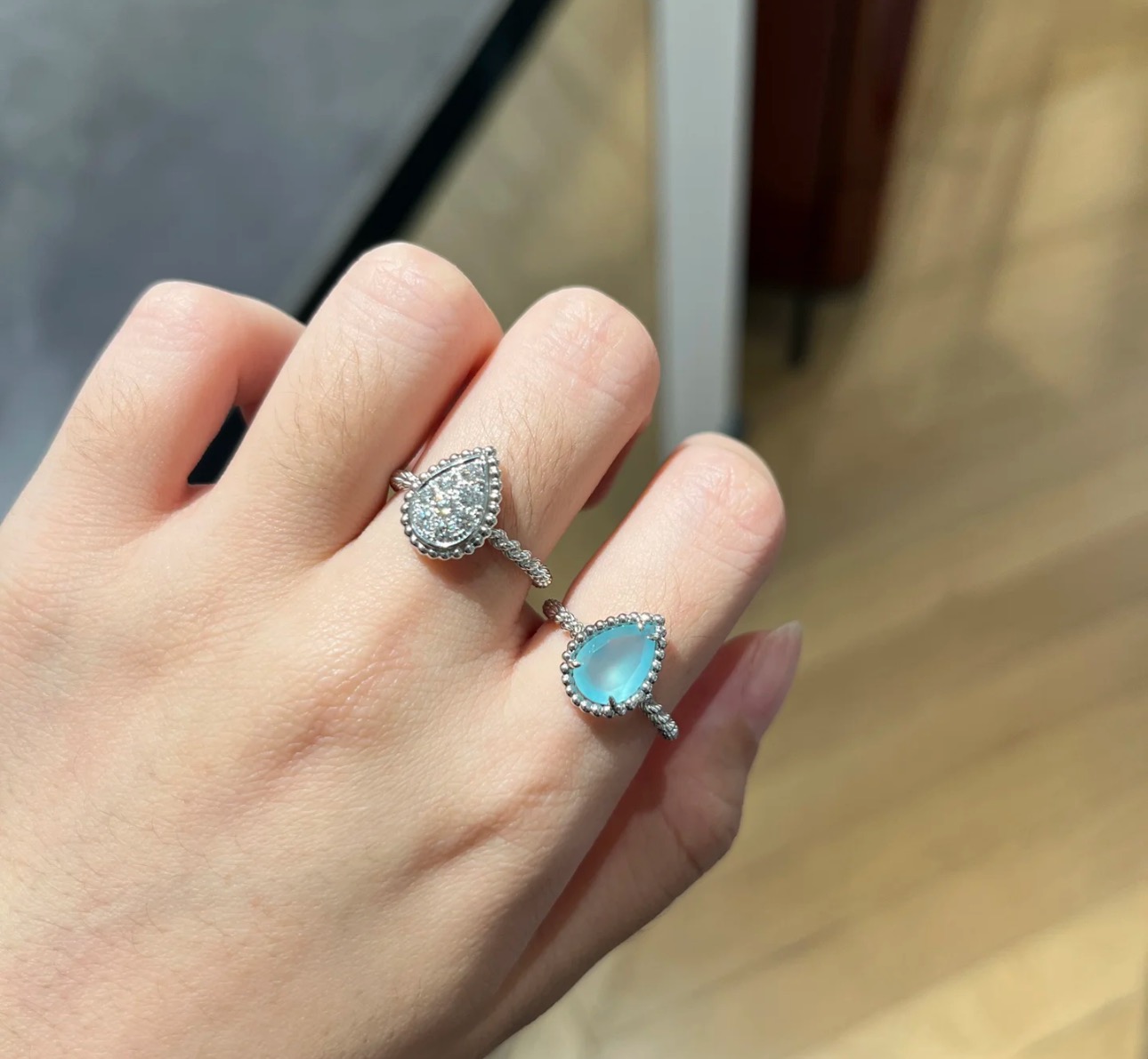 ❤️110包邮/原单代购级别
A5822 👑宝狮龙 新款 水滴 麦穗 戒指 充满几何美感💌专为充满时尚感的量身打造,彰显个人搭配风格💌它不仅是一枚璀璨精致的耳环 更是一种蕴含艺术气息的体验,以及对于生命的热爱与追求,光芒四射💌 电镀厚金 铂金色 678码 纯银戒指