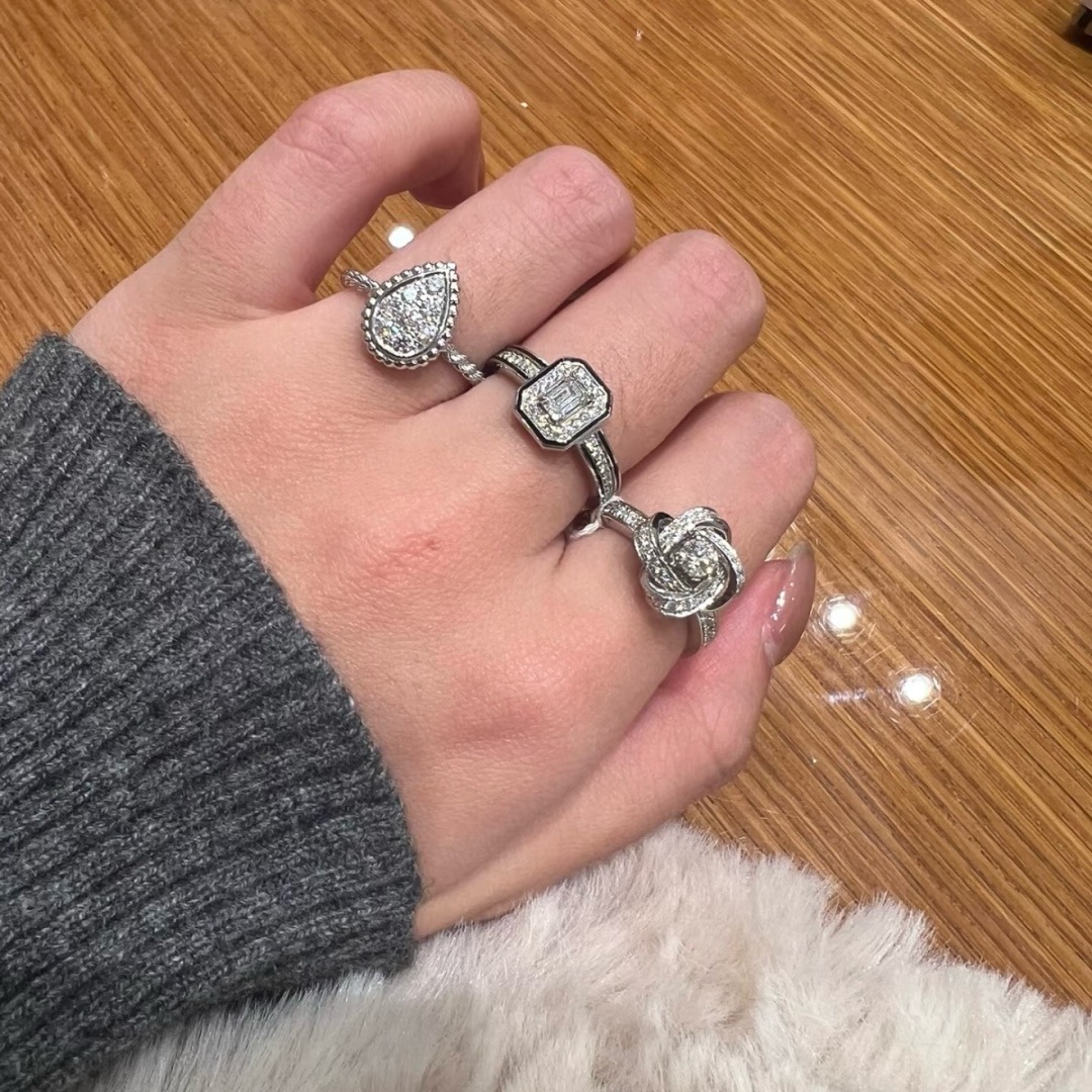 ❤️110包邮/原单代购级别
A5822 👑宝狮龙 新款 水滴 麦穗 戒指 充满几何美感💌专为充满时尚感的量身打造,彰显个人搭配风格💌它不仅是一枚璀璨精致的耳环 更是一种蕴含艺术气息的体验,以及对于生命的热爱与追求,光芒四射💌 电镀厚金 铂金色 678码 纯银戒指