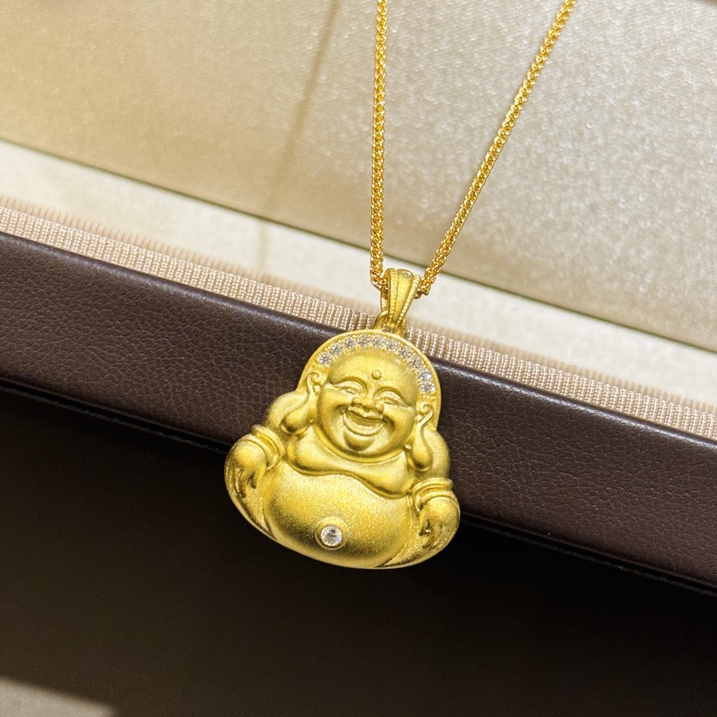 
A5516 👑古法黄金 色弥勒笑佛 吊坠佛公 磨砂项链 大肚佛挂坠男女款弥勒佛坠子配饰 质感十足 镂空