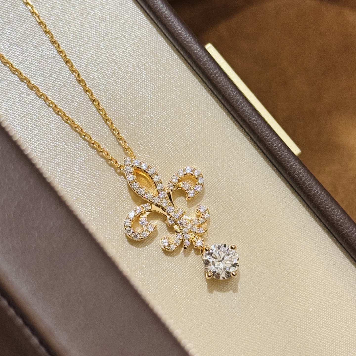 
A3229 ✨T家 Woven 新款 皇冠 鸢尾花  方钻 项链 原版925纯银电镀18K 白金镶圆形