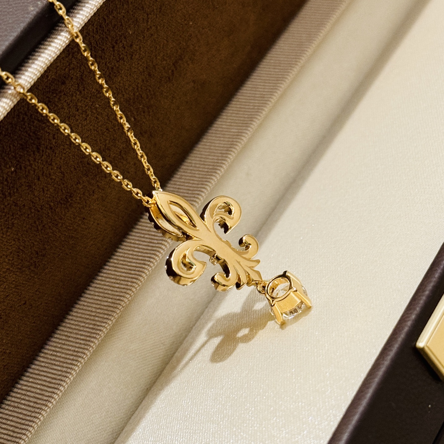 
A3229 ✨T家 Woven 新款 皇冠 鸢尾花  方钻 项链 原版925纯银电镀18K 白金镶圆形