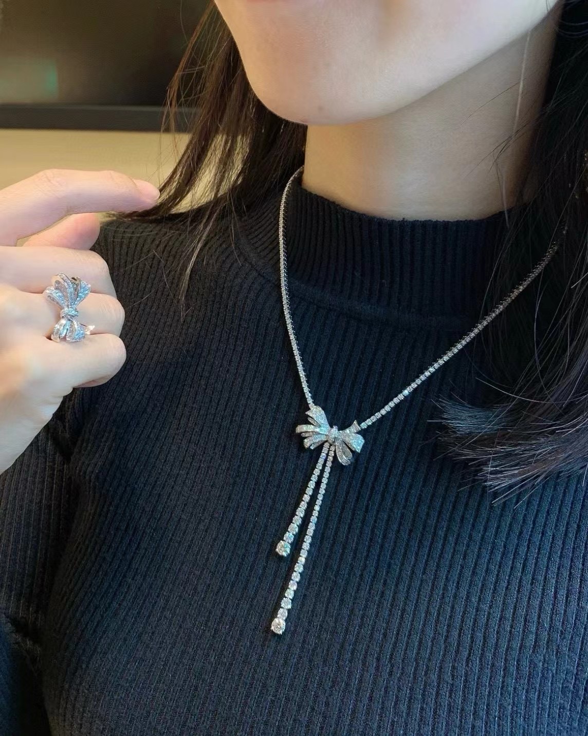 
S0246 👑新款❤️顶级珠宝 格拉夫 蝴蝶结 排钻 流苏项链  采用进口S925纯银材质电镀厚金 微