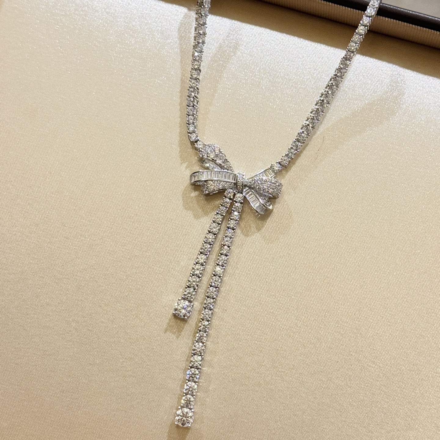 
S0246 👑新款❤️顶级珠宝 格拉夫 蝴蝶结 排钻 流苏项链  采用进口S925纯银材质电镀厚金 微