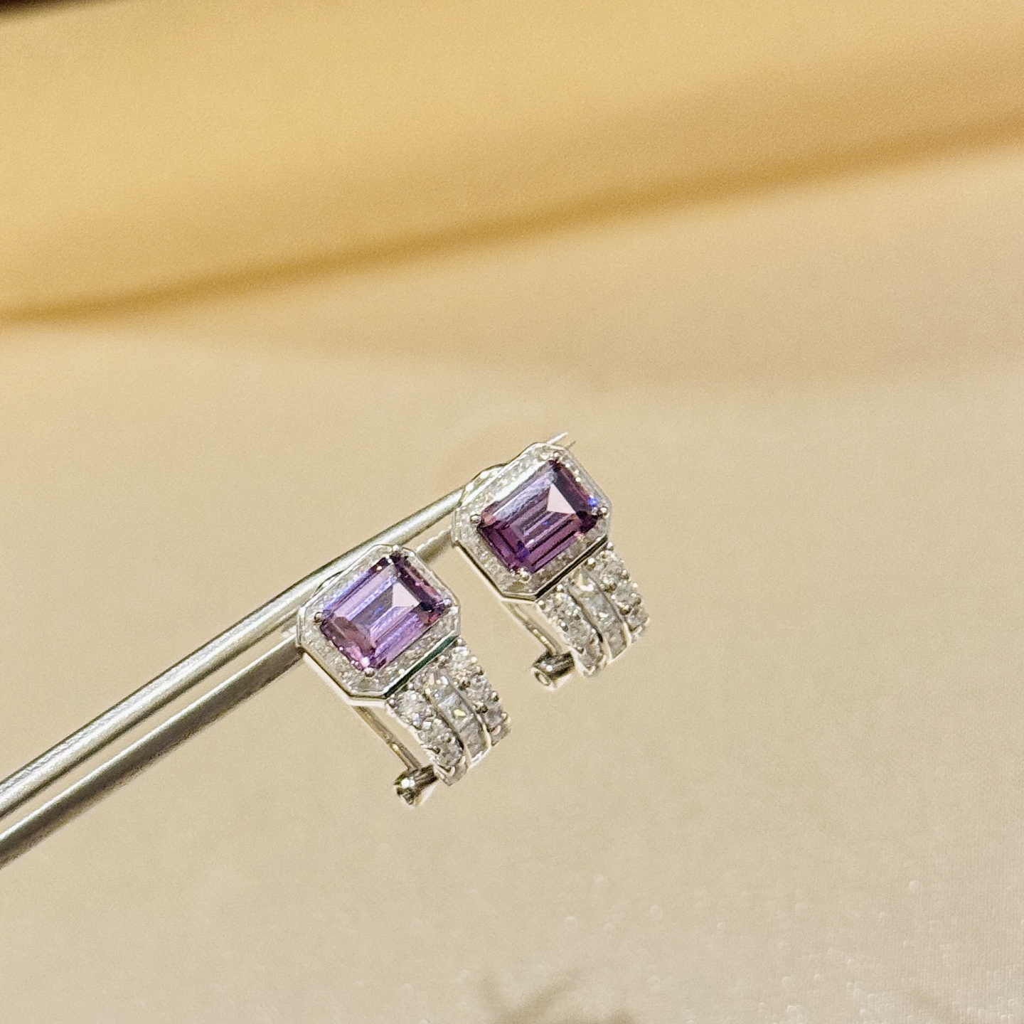 
A5856 👑 富婆系列 冰糖紫罗兰宝石💎 排钻 弯勾耳拍 日常百搭 女人味十足 通体S925纯银材质