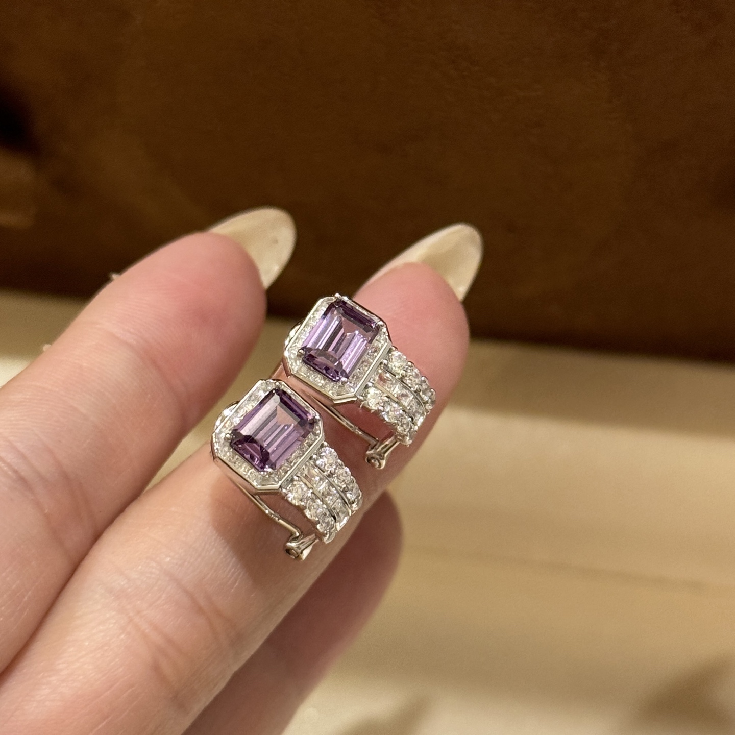 
A5856 👑 富婆系列 冰糖紫罗兰宝石💎 排钻 弯勾耳拍 日常百搭 女人味十足 通体S925纯银材质