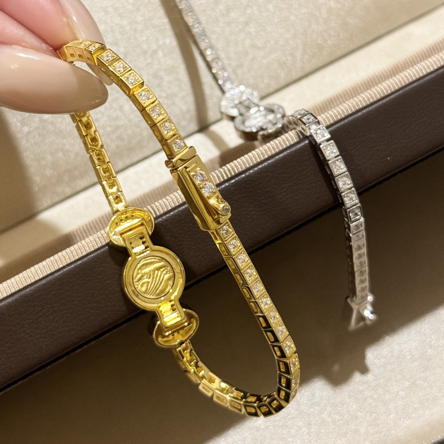 
A4389 👑 中古风 大象 金币 圆盘手链  复古高级感满钻手环 法式中古浮雕饰品 非常考验师傅的工