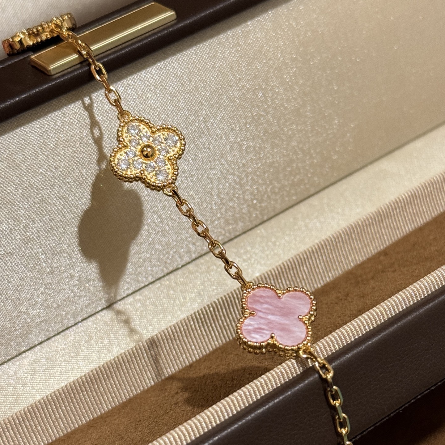 A5859 👑 女生最爱的天然粉贝 稀缺昂贵 天然 粉贝 五花 手链 太仙了🌸高品质 🍀👏高端定制925
