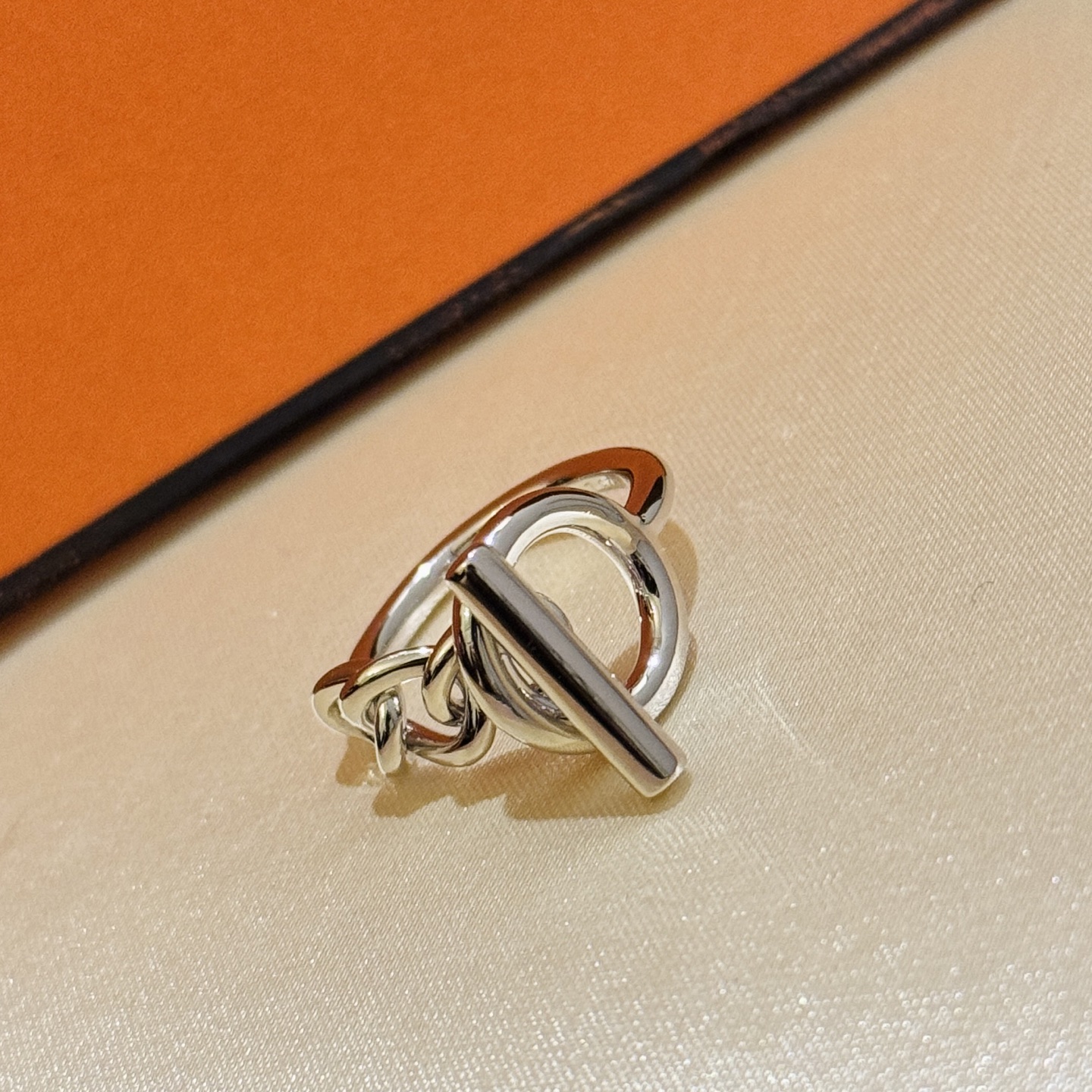 S0050 👑 Casa H exquisita barra transversal cadena ⛓️ anillo liso 💍 es uno de los mejores, particularmente simple y el…