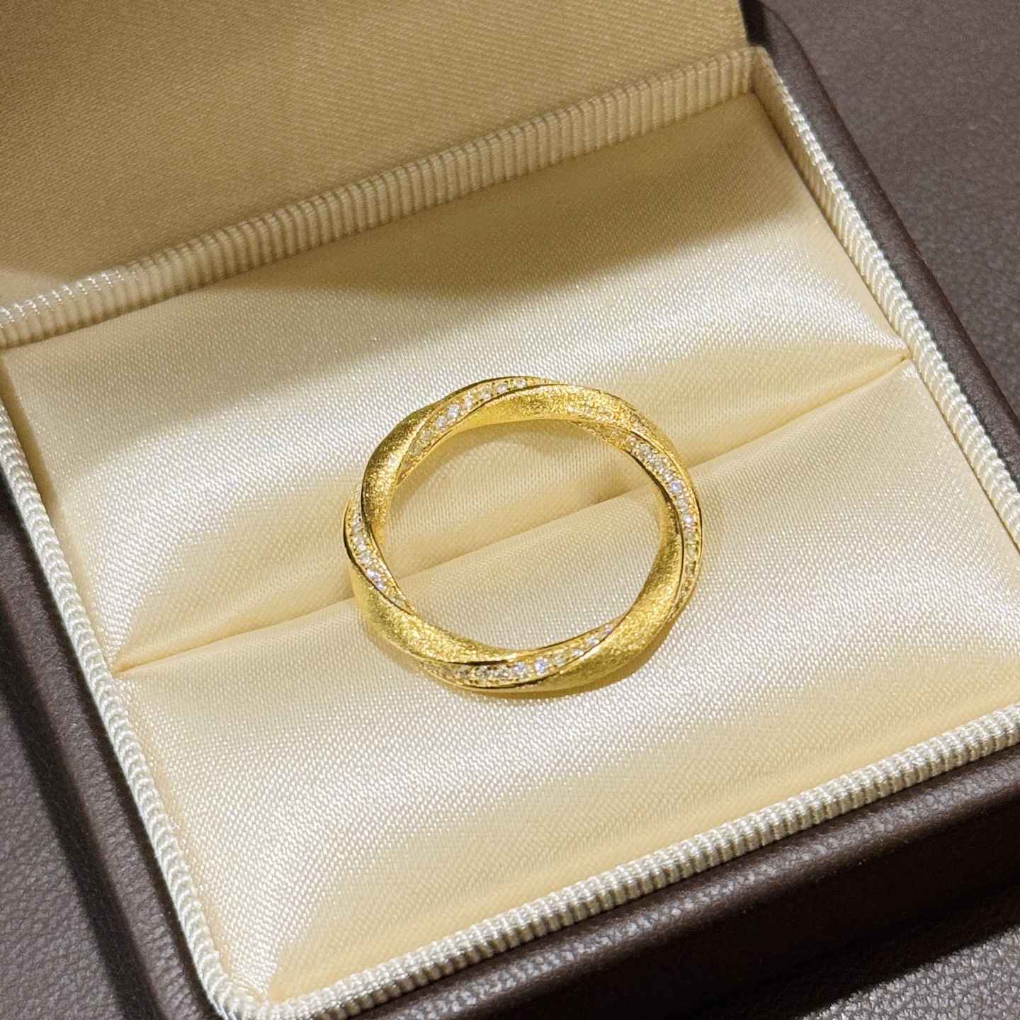 A5574 👑 独立设计师 🆕款 螺纹 旋转 半钻 磨沙拉丝戒指 一直是简约时尚界的标杆大胆的设计 百看