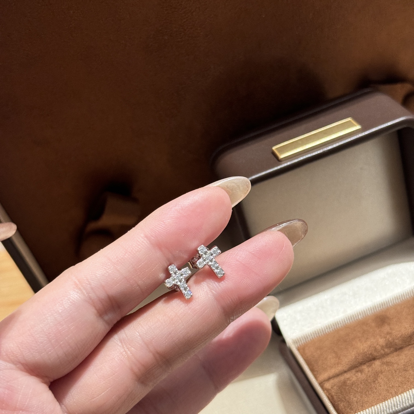 
A5896  👑新款 迷你 四爪圆钻 十字架 耳钉🎆时尚简约 ✨优雅个性美丽❤超火爆 S925通体纯银