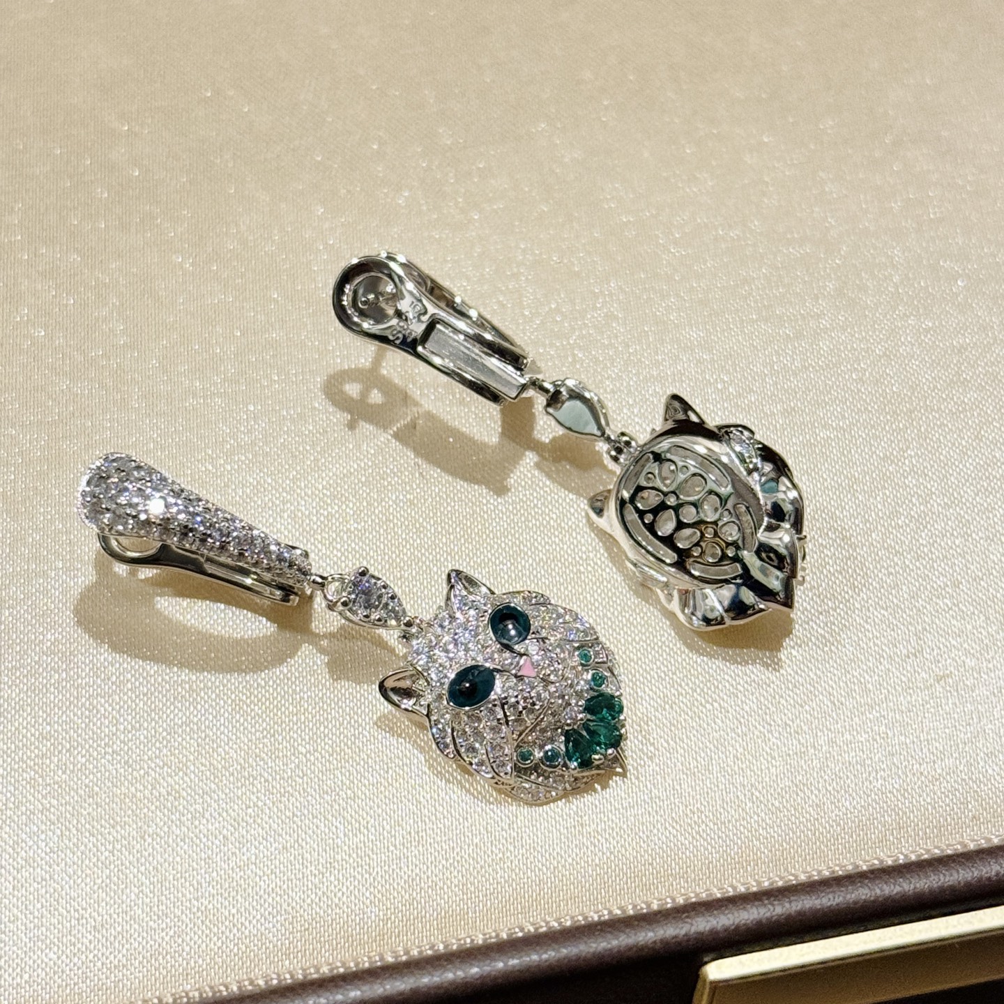 
A5962 👑 梦中情宠🐱 宝家 珠宝高级动物系列-猫咪  流苏 耳钉 顶级做工 黑色蓝宝石猫眼和柔滑