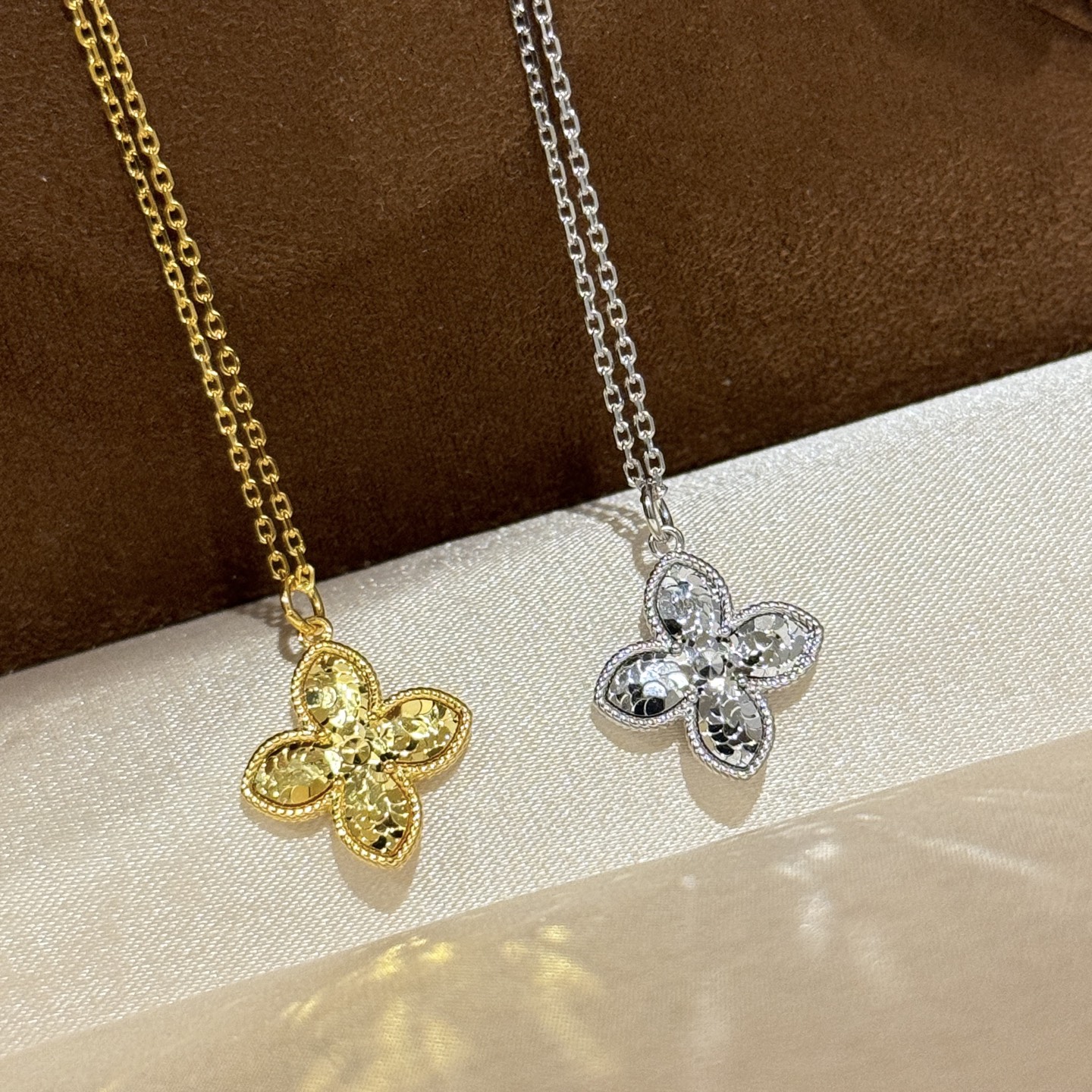 
A5989 👑 古法工艺 新中式碎碎冰 四叶草 项链 高级感拉满 可调节 通体S925纯银材质 CNC