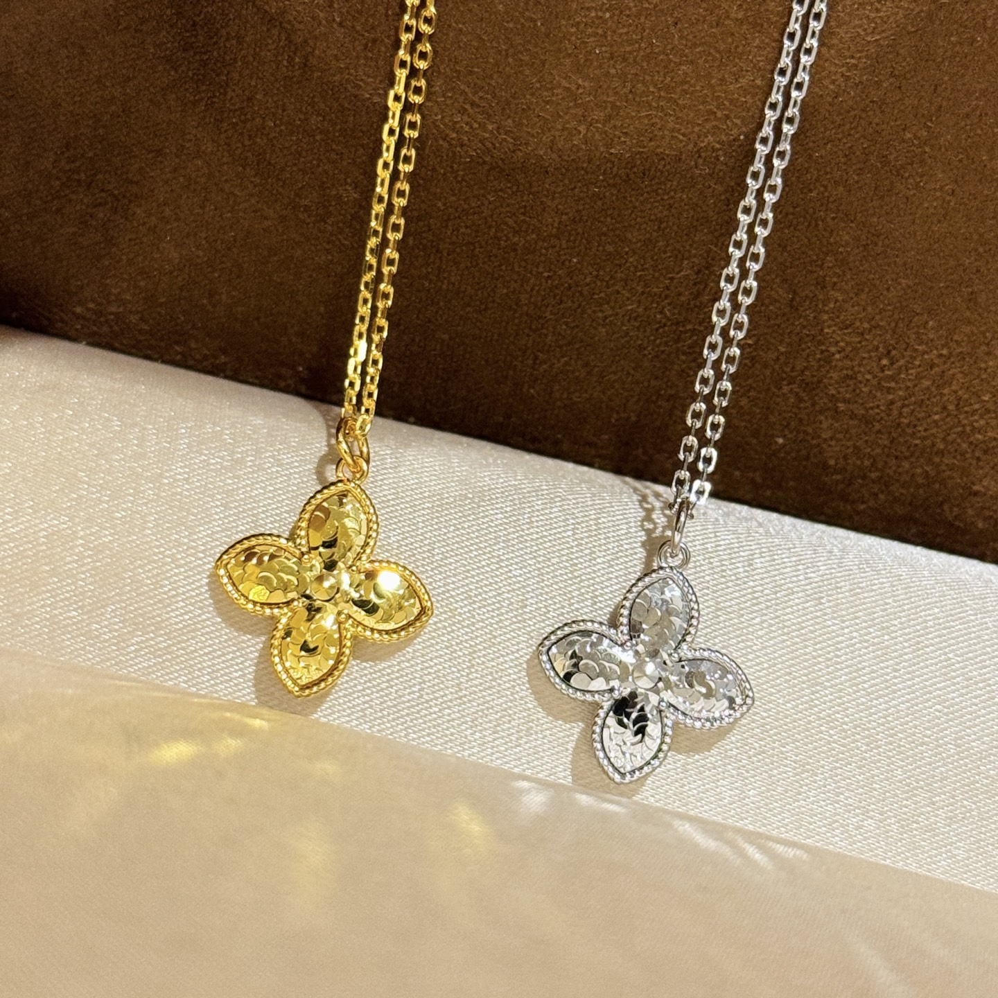 
A5989 👑 古法工艺 新中式碎碎冰 四叶草 项链 高级感拉满 可调节 通体S925纯银材质 CNC
