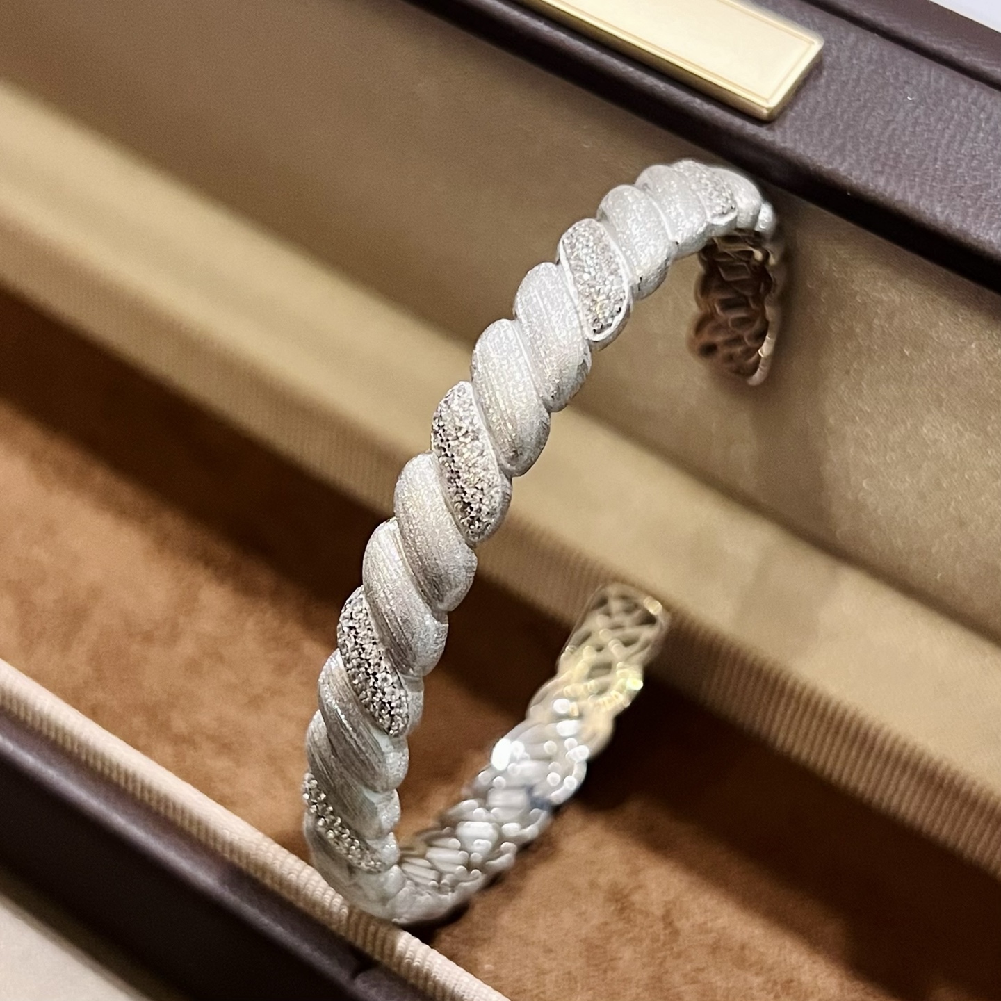 
A6043  👄独立设计师 中古系列 麻花 纽纹拉丝手镯 必入款！老师傅手工拉丝 非常考验师傅的耐心跟