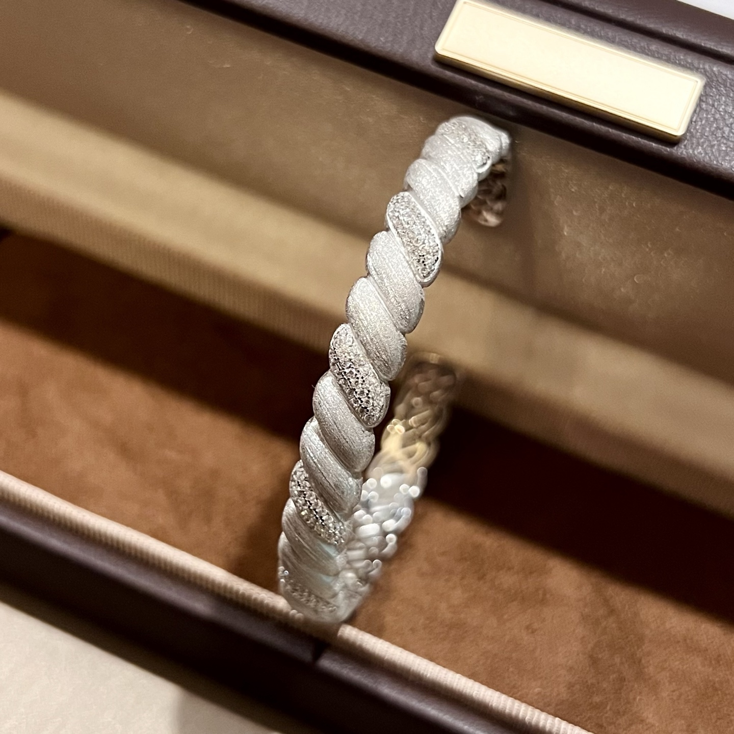
A6043  👄独立设计师 中古系列 麻花 纽纹拉丝手镯 必入款！老师傅手工拉丝 非常考验师傅的耐心跟